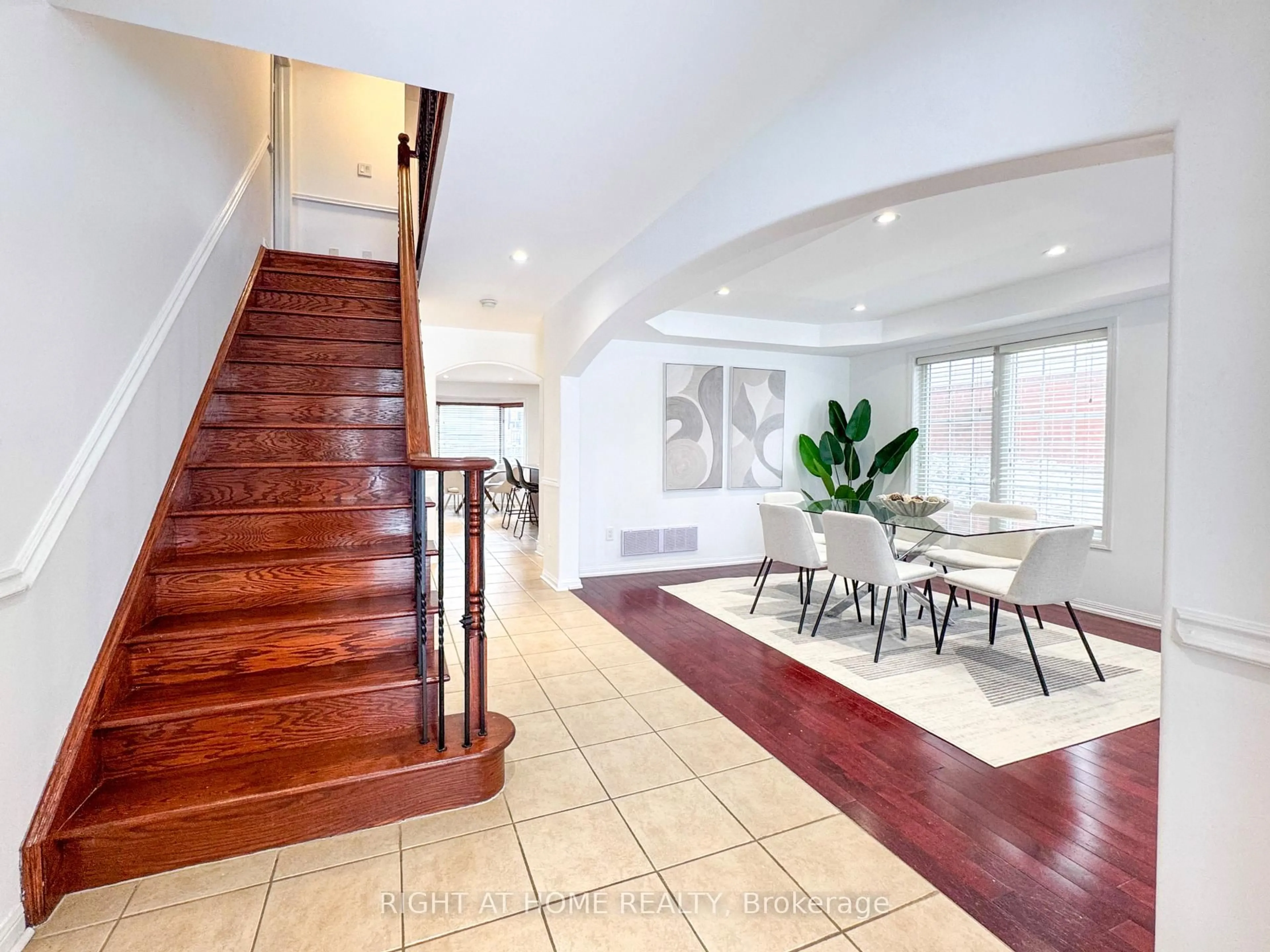 Indoor foyer for 842 Fourth Line, Milton Ontario L9T 6M5