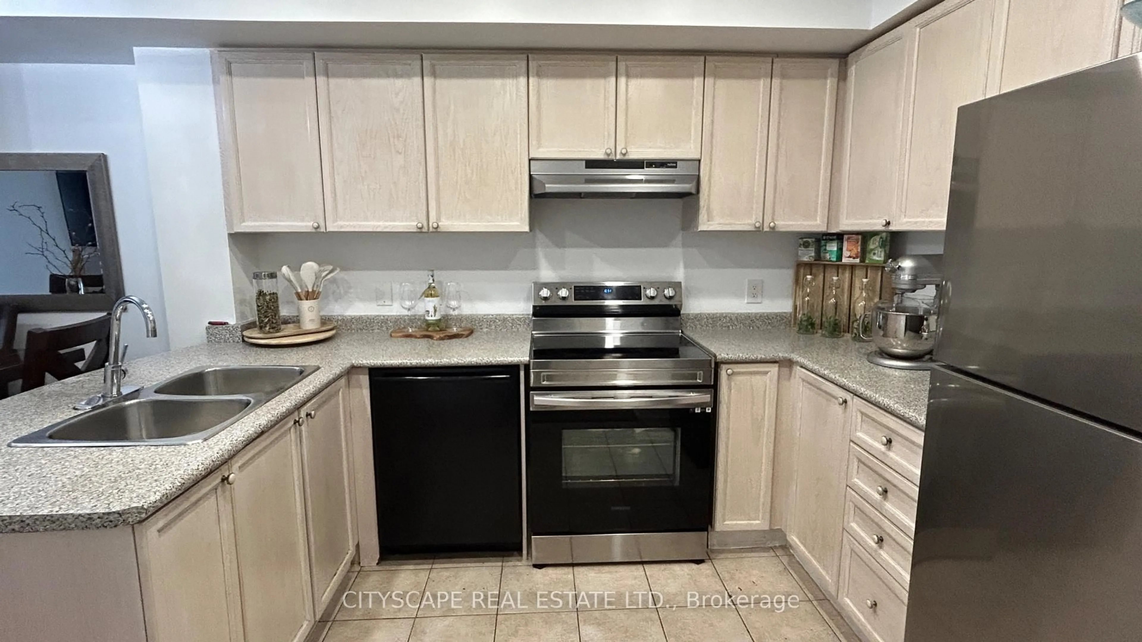 Standard kitchen, ceramic/tile floor for 601 Shoreline Dr #162, Mississauga Ontario L5B 4K1