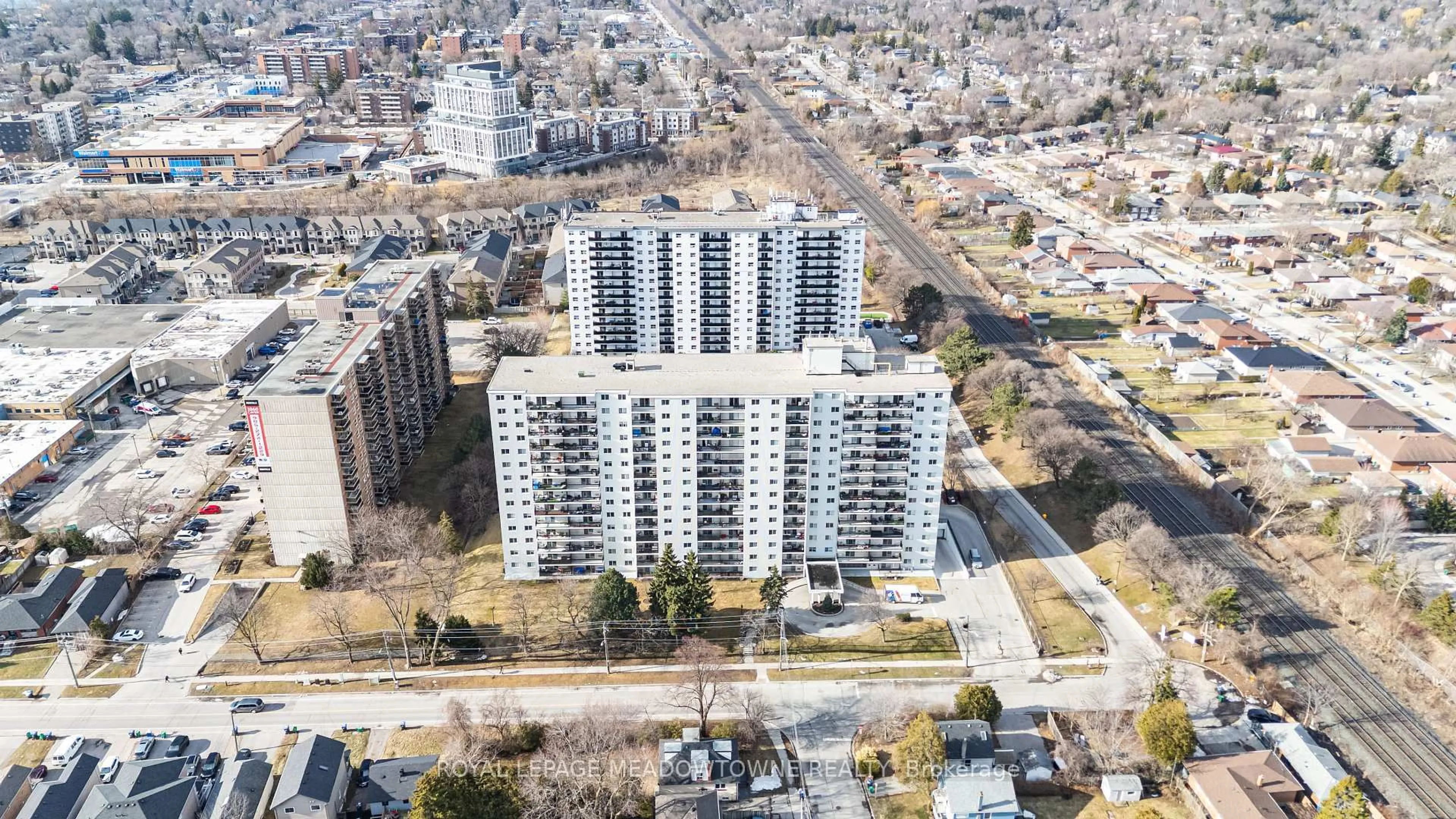 A pic from outside/outdoor area/front of a property/back of a property/a pic from drone, city buildings view from balcony for 1100 Caven St #PH #8, Mississauga Ontario L5G 4N3