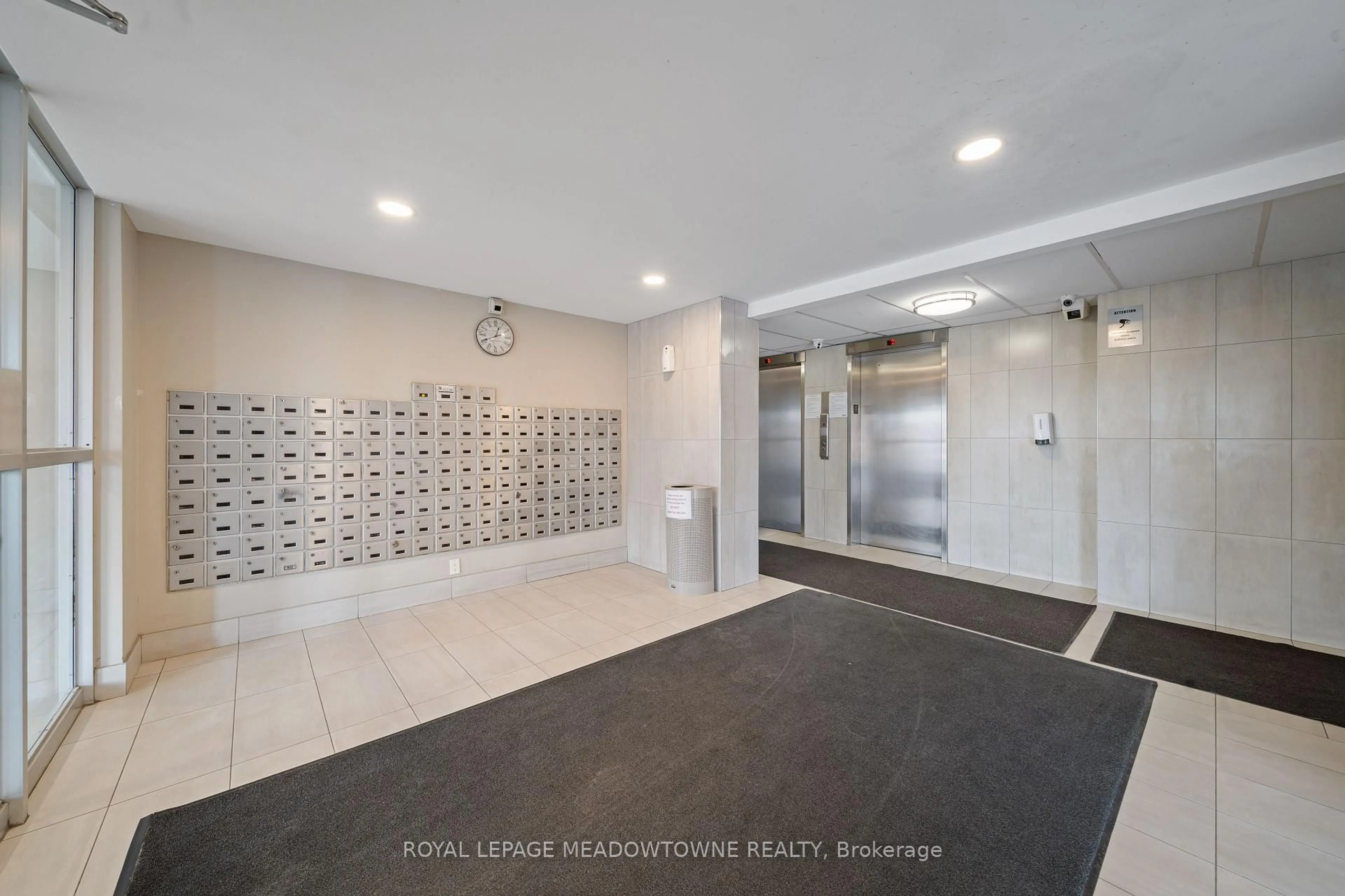 Indoor foyer for 1100 Caven St #PH #8, Mississauga Ontario L5G 4N3