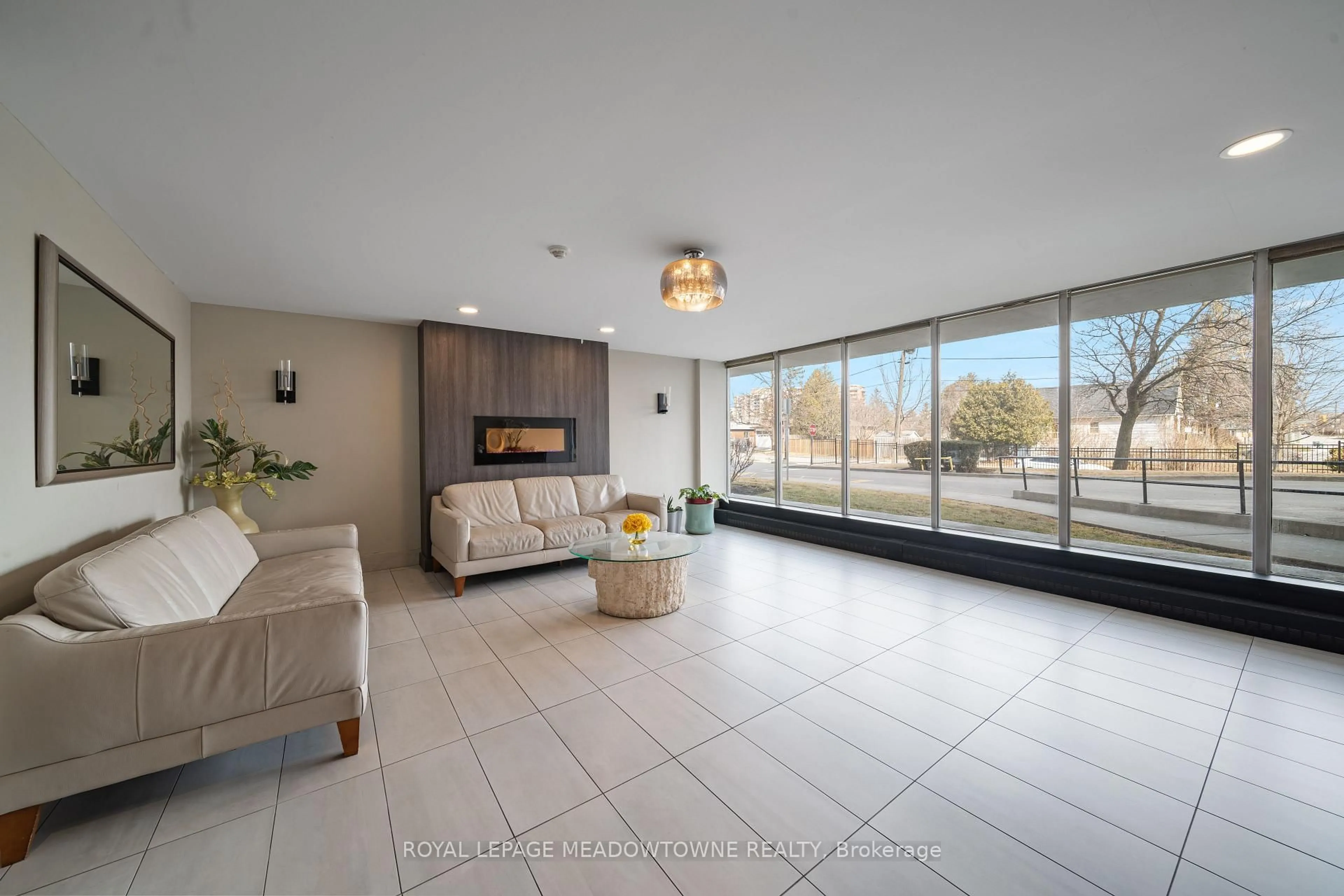 Indoor foyer for 1100 Caven St #PH #8, Mississauga Ontario L5G 4N3