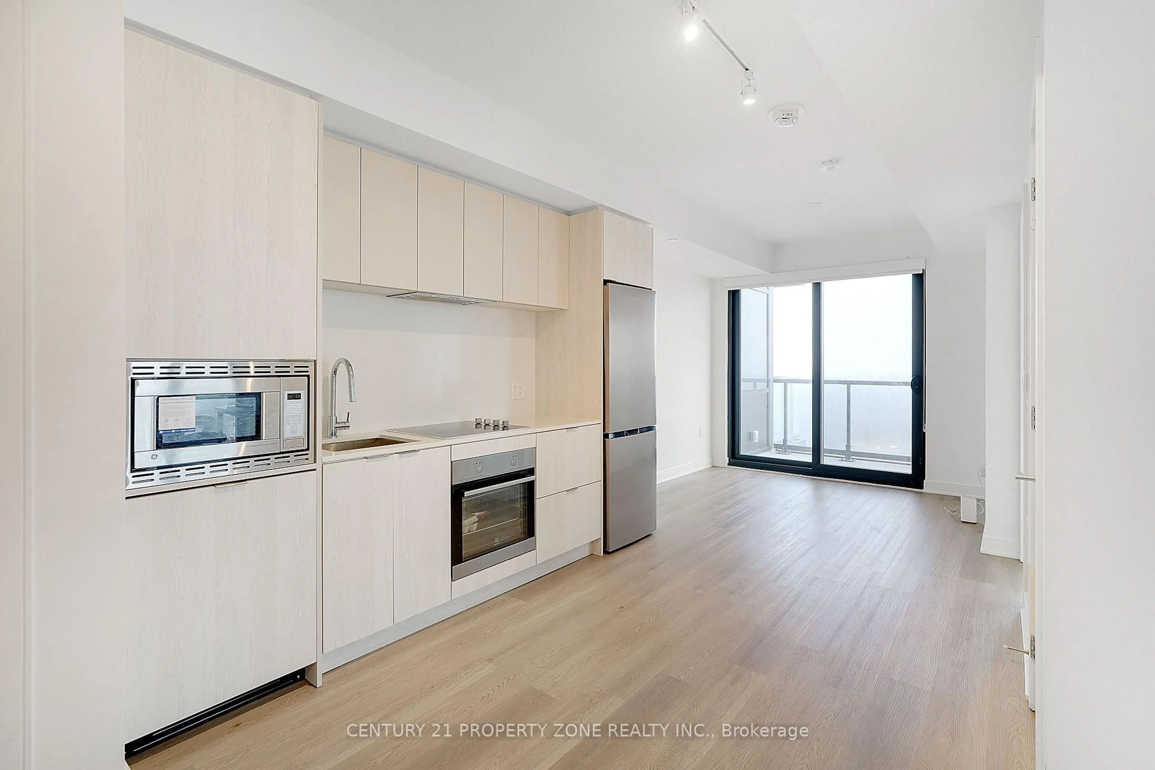 Standard kitchen, wood/laminate floor for 86 Dundas St, Mississauga Ontario L5A 1W4