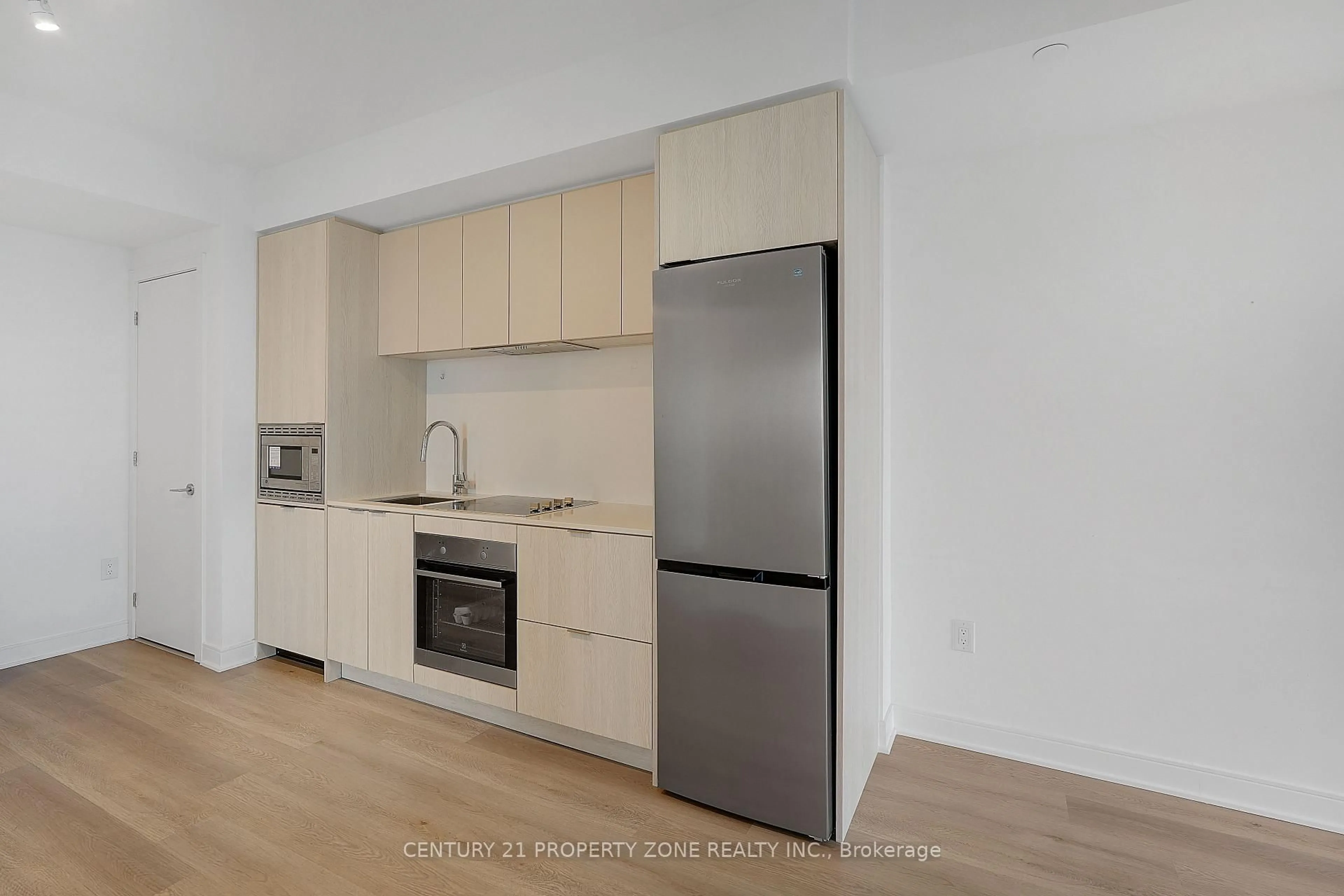 Standard kitchen, wood/laminate floor for 86 Dundas St, Mississauga Ontario L5A 1W4