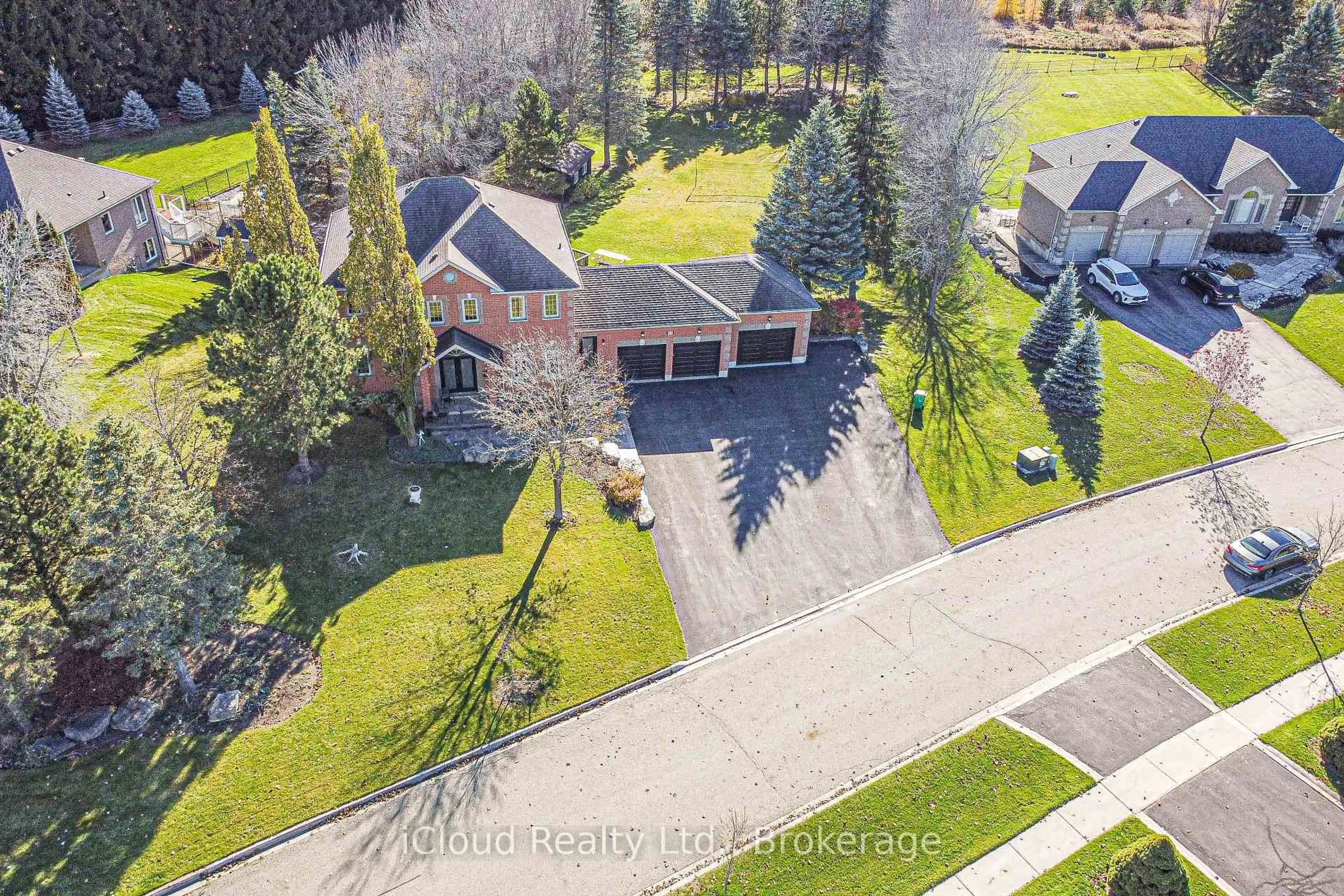A pic from outside/outdoor area/front of a property/back of a property/a pic from drone, street for 25 Giles Rd, Caledon Ontario L7K 0B6