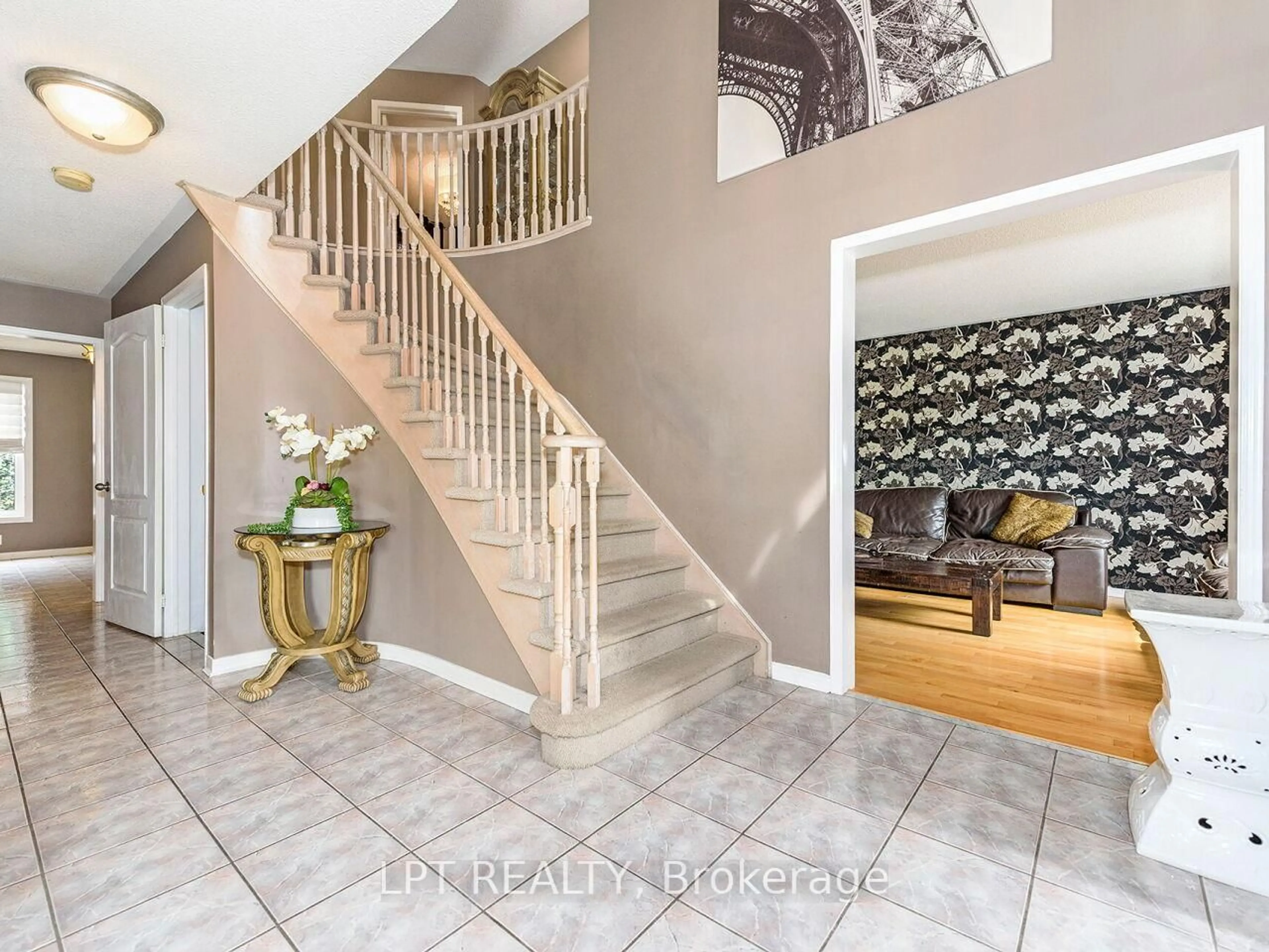 Indoor entryway for 2460 Sixth Line, Oakville Ontario L6H 5Z8