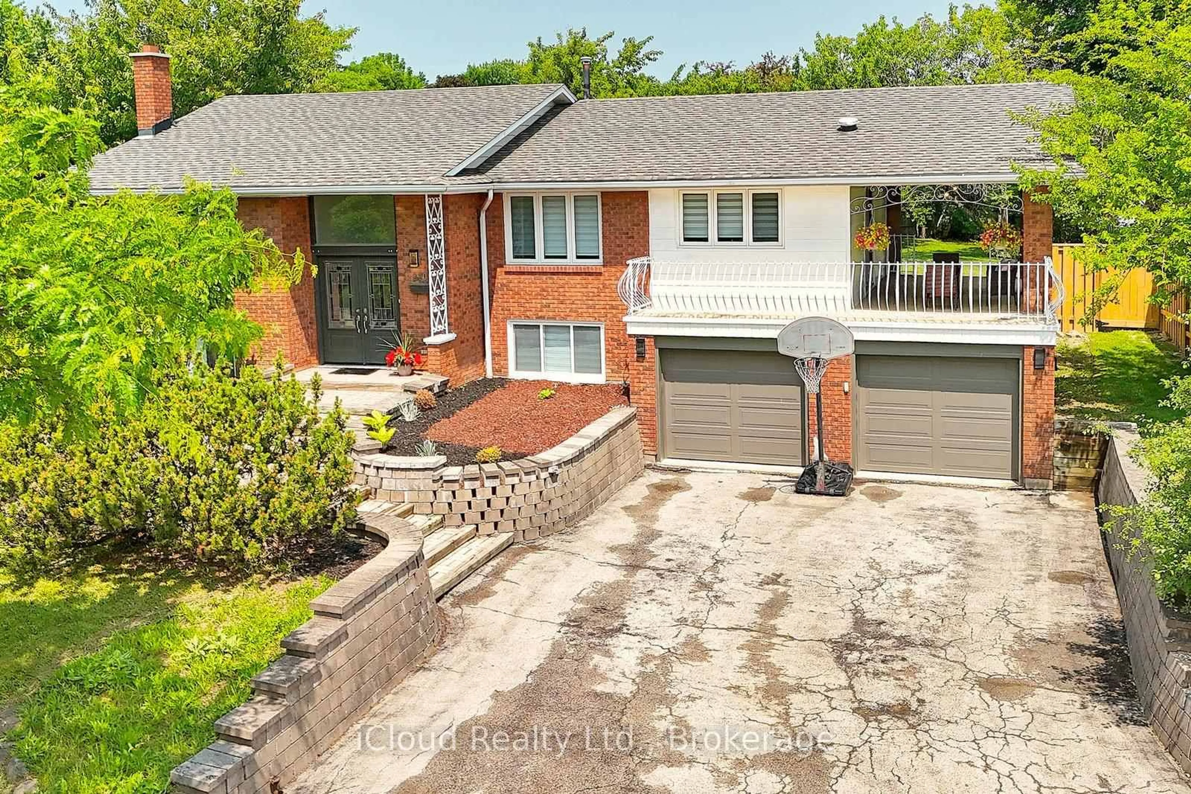 A pic from outside/outdoor area/front of a property/back of a property/a pic from drone, street for 2101 Parkway Dr, Burlington Ontario L7P 1S5