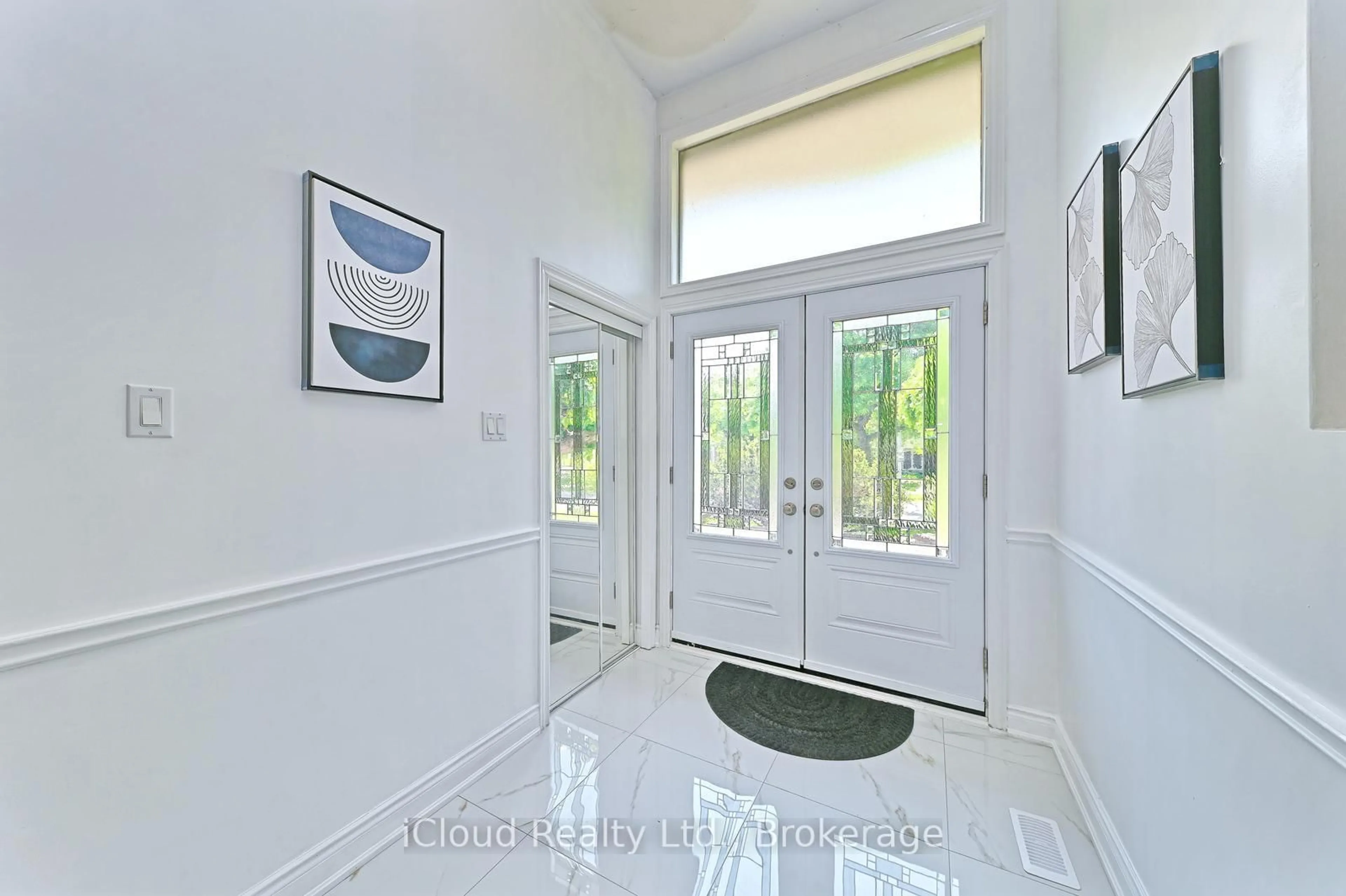 Indoor entryway for 2101 Parkway Dr, Burlington Ontario L7P 1S5