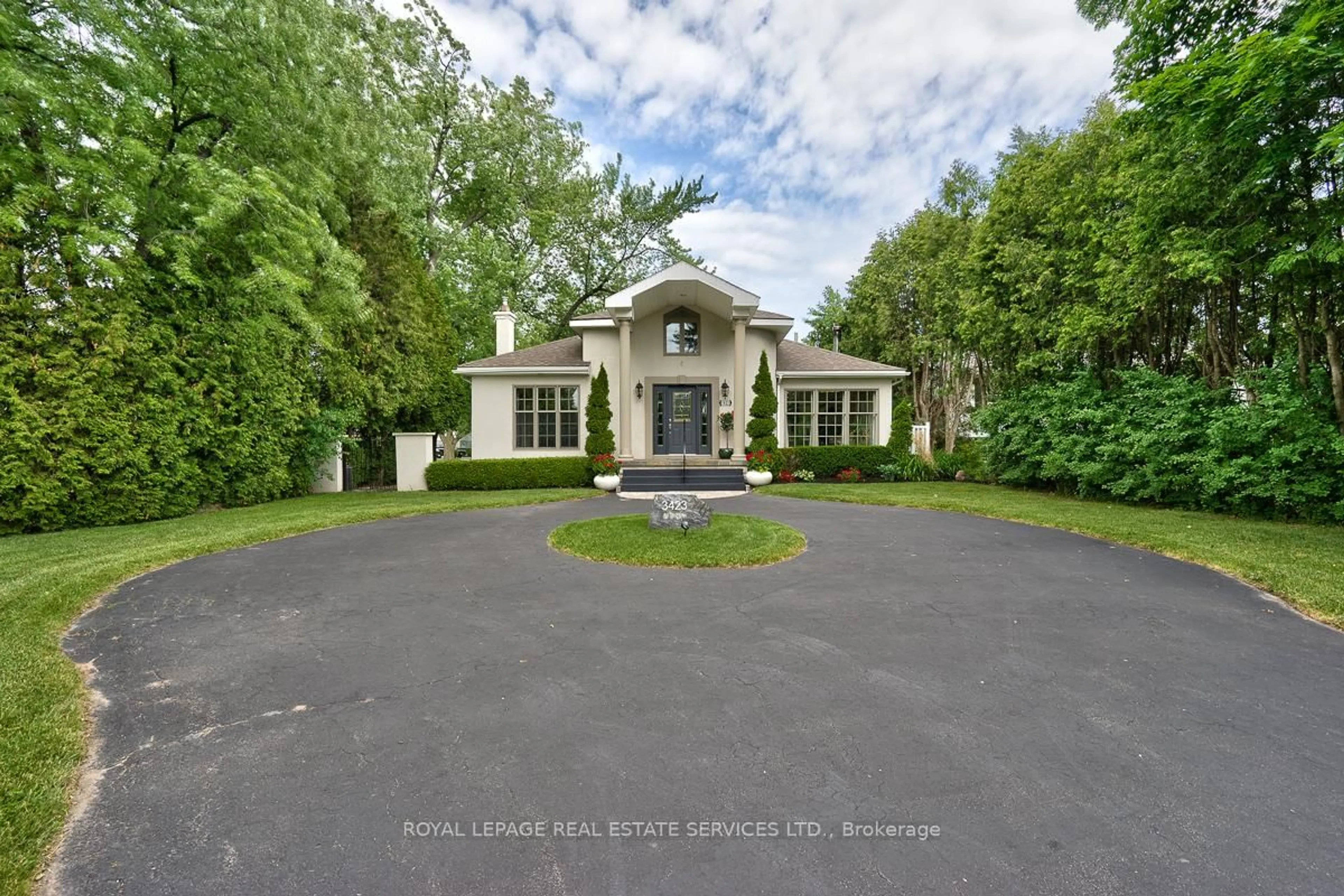 A pic from outside/outdoor area/front of a property/back of a property/a pic from drone, street for 3423 Lakeshore Rd, Burlington Ontario L7N 1B5