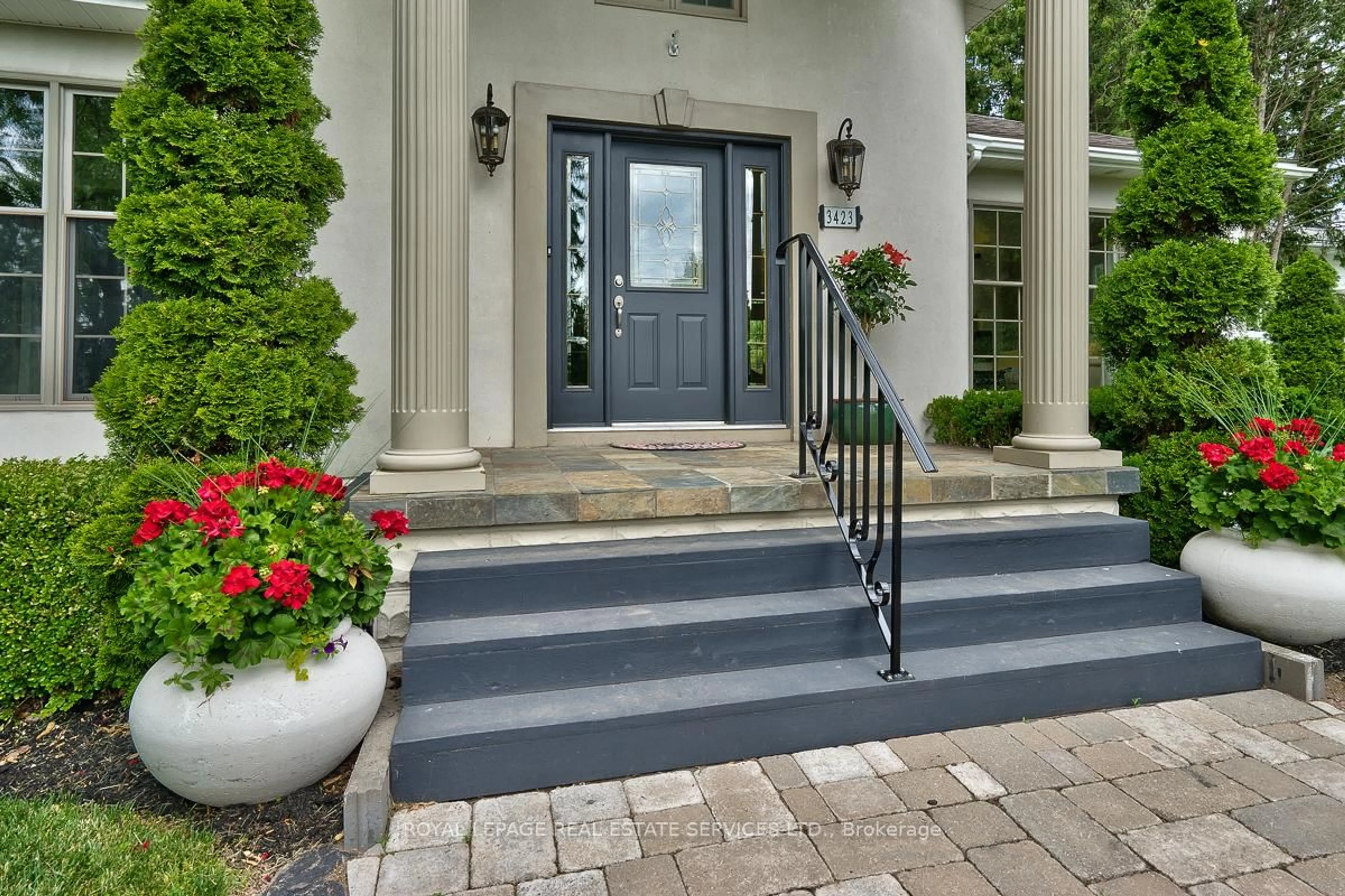 Indoor entryway for 3423 Lakeshore Rd, Burlington Ontario L7N 1B5