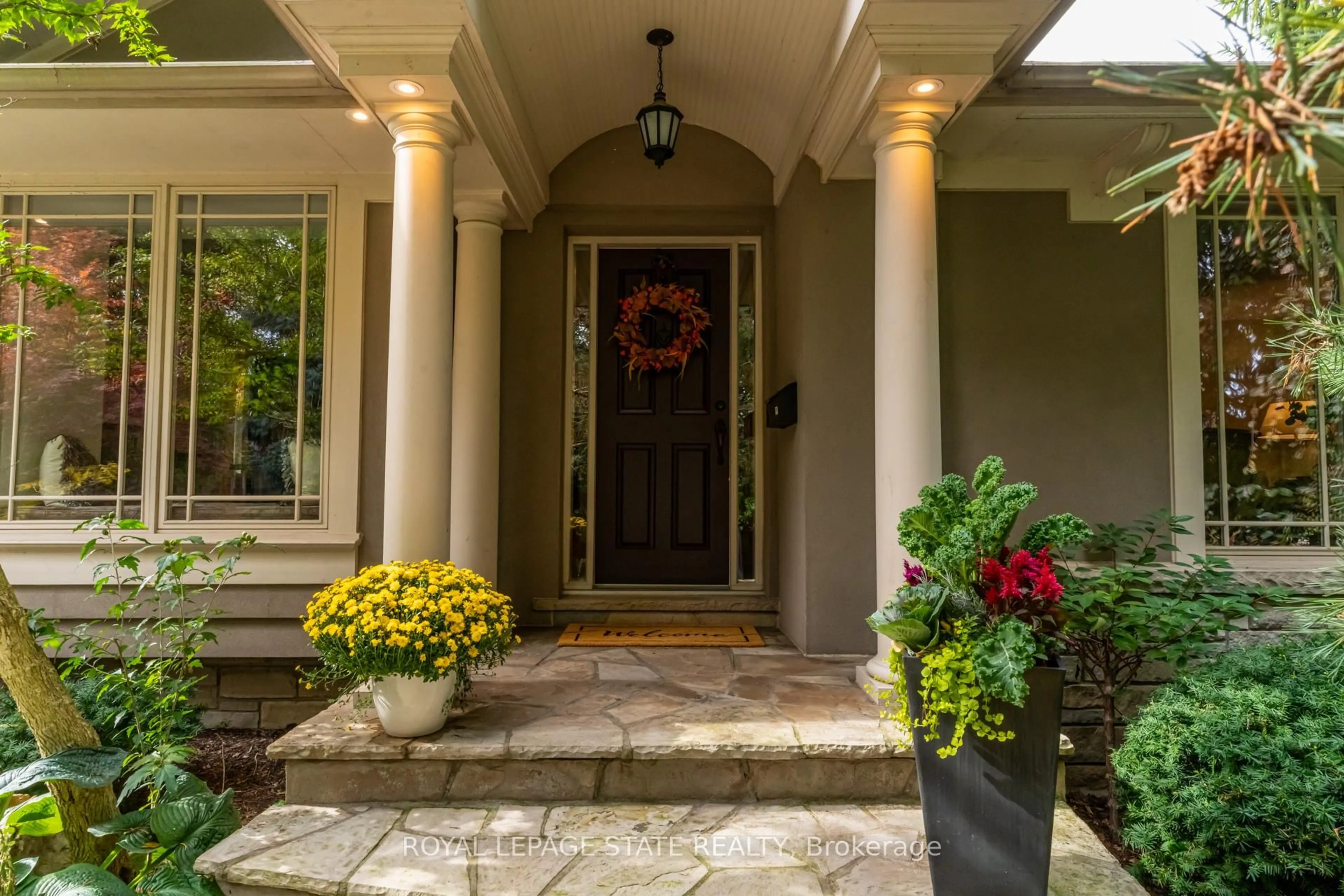 Indoor entryway for 2047 Ardleigh Rd, Oakville Ontario L6J 1V6