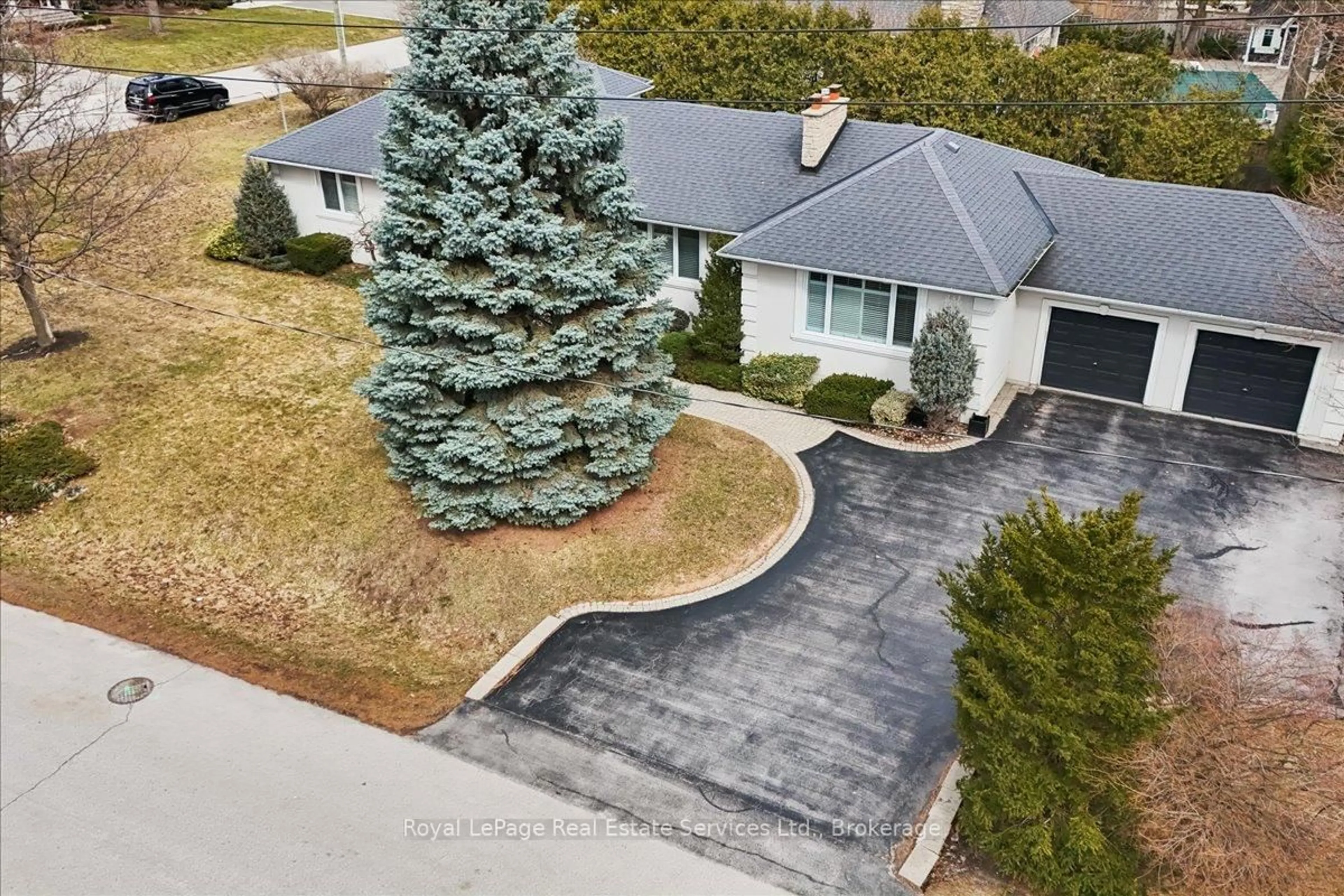 A pic from outside/outdoor area/front of a property/back of a property/a pic from drone, street for 281 Pinehurst Dr, Oakville Ontario L6J 4X2