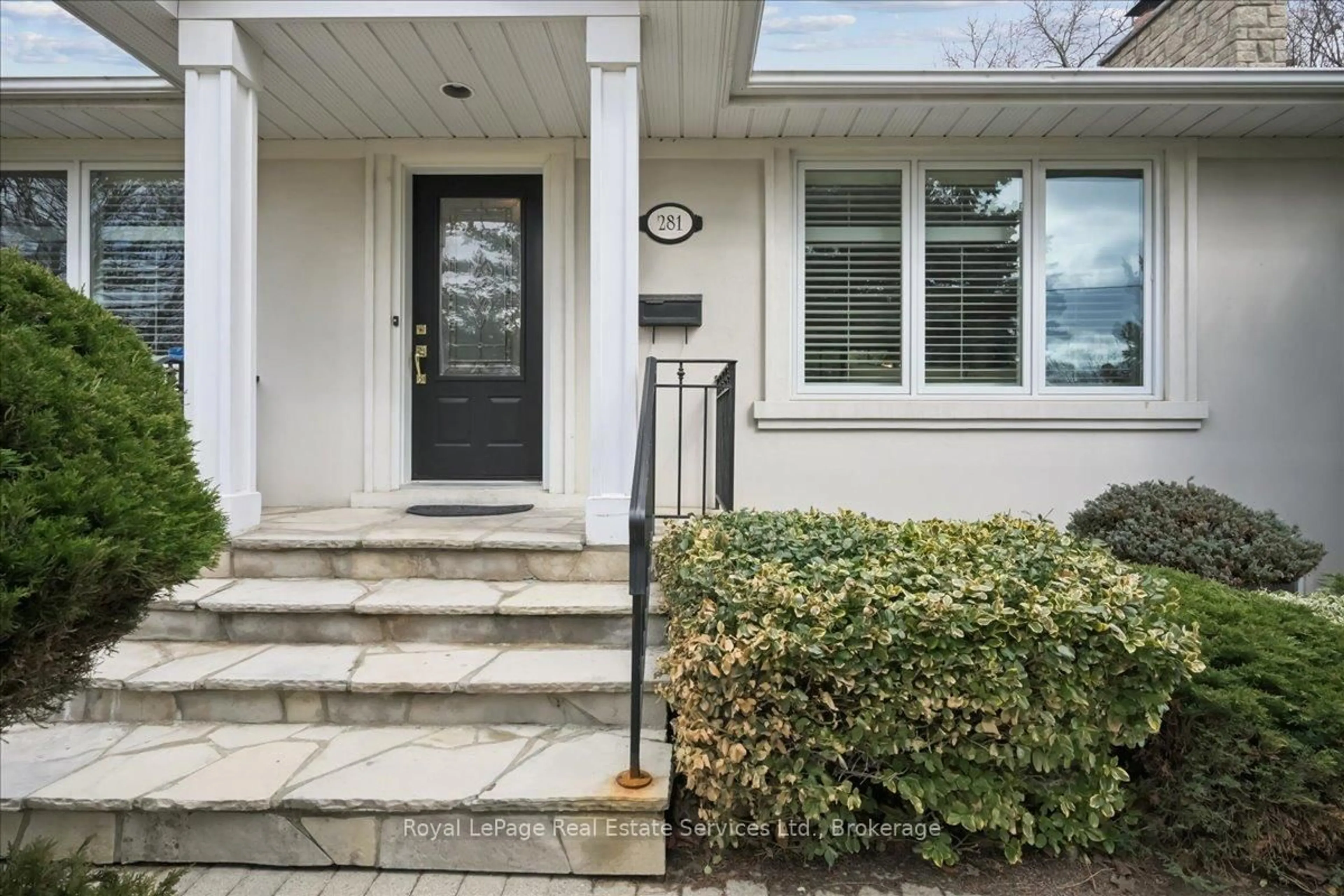 Indoor entryway for 281 Pinehurst Dr, Oakville Ontario L6J 4X2