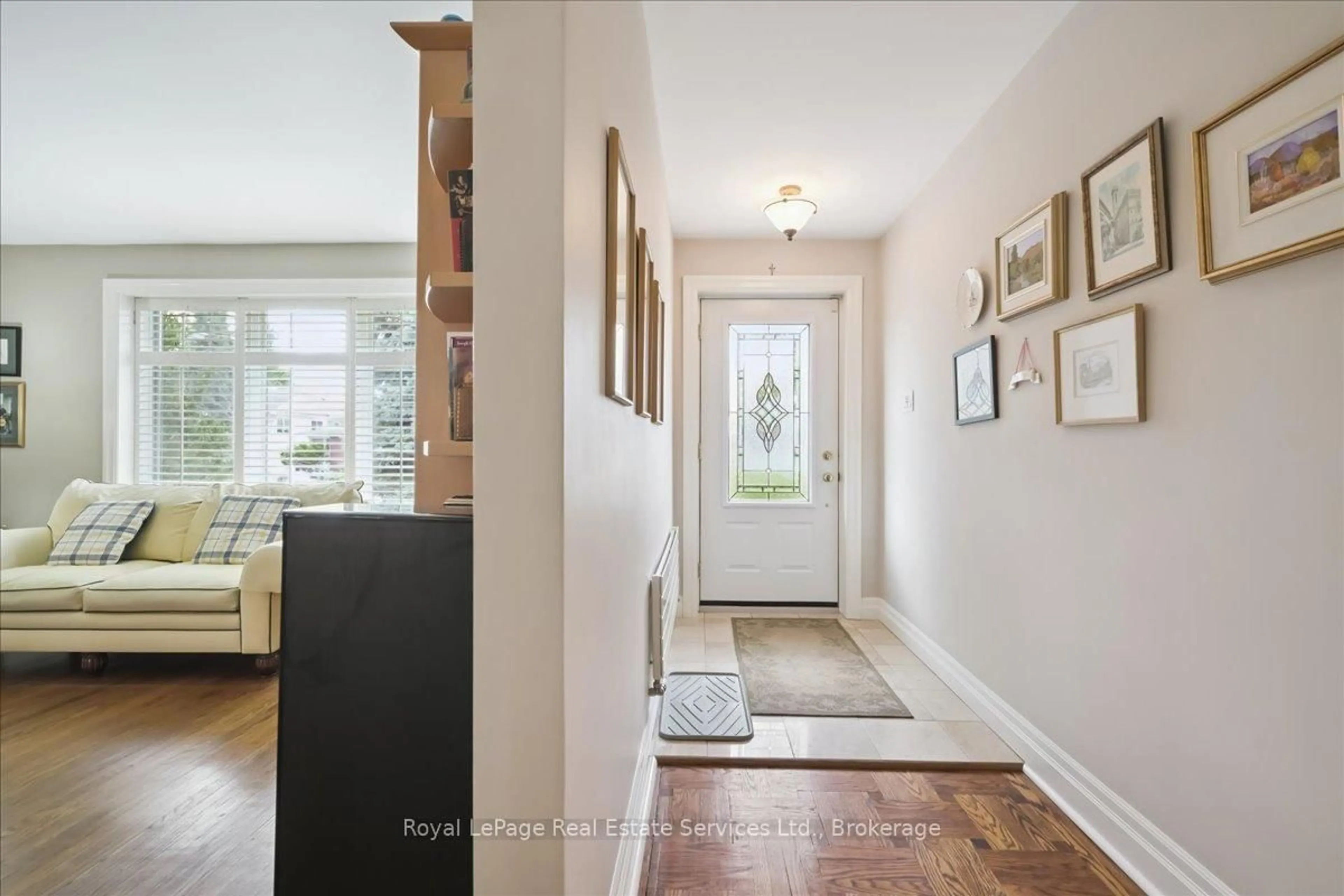 Indoor entryway for 281 Pinehurst Dr, Oakville Ontario L6J 4X2