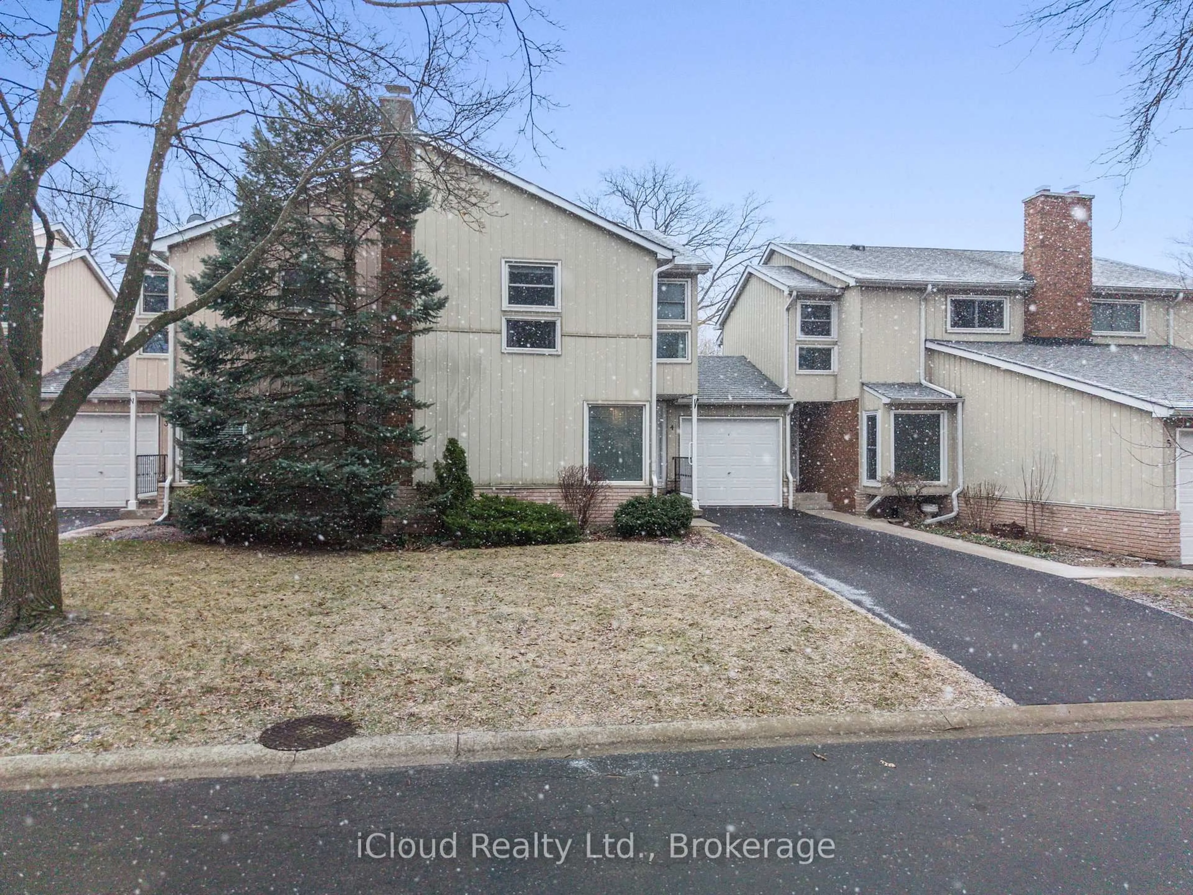 A pic from outside/outdoor area/front of a property/back of a property/a pic from drone, street for 2385 Woodward Ave #4, Burlington Ontario L7R 1V2