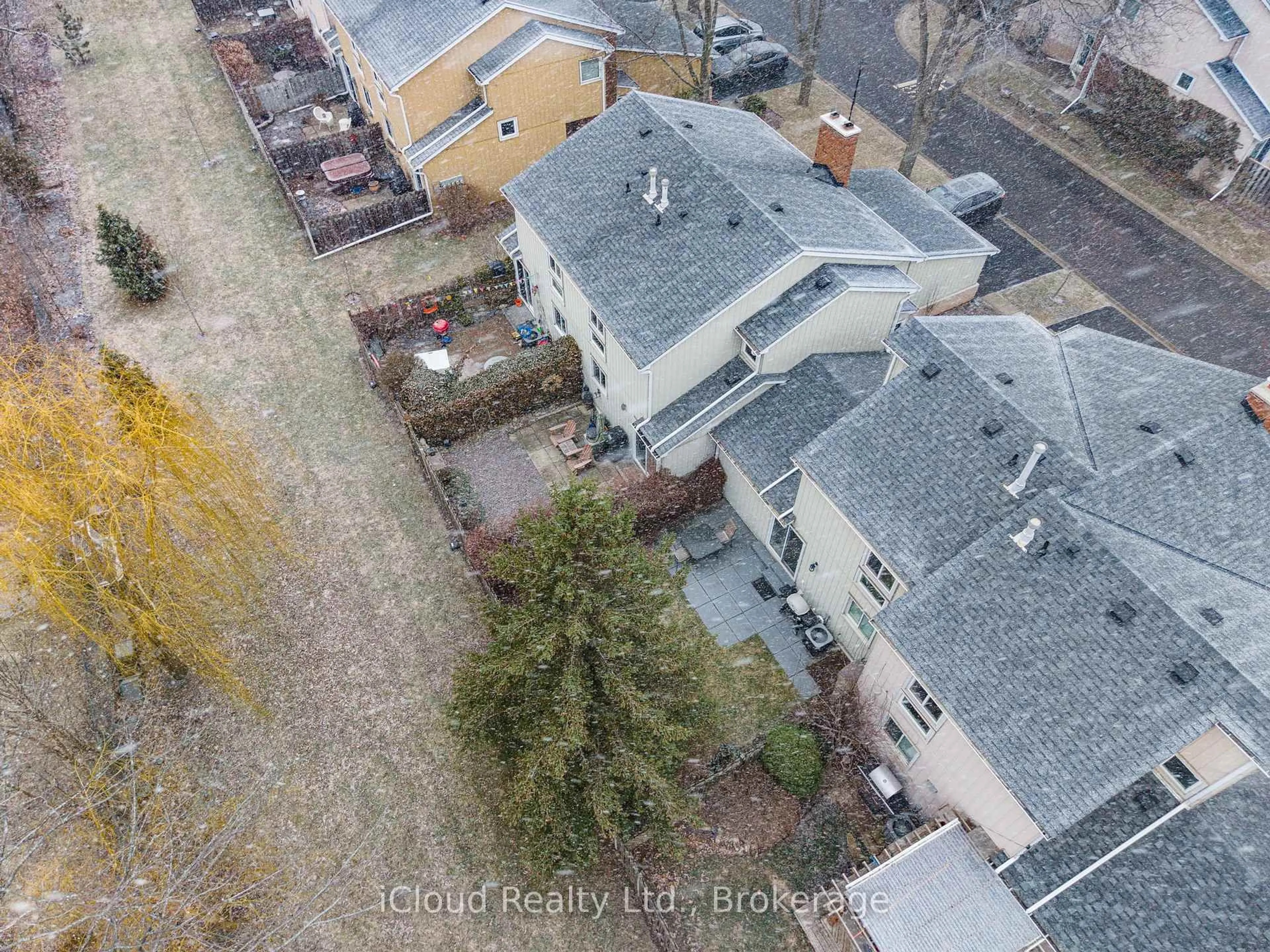 A pic from outside/outdoor area/front of a property/back of a property/a pic from drone, city buildings view from balcony for 2385 Woodward Ave #4, Burlington Ontario L7R 1V2