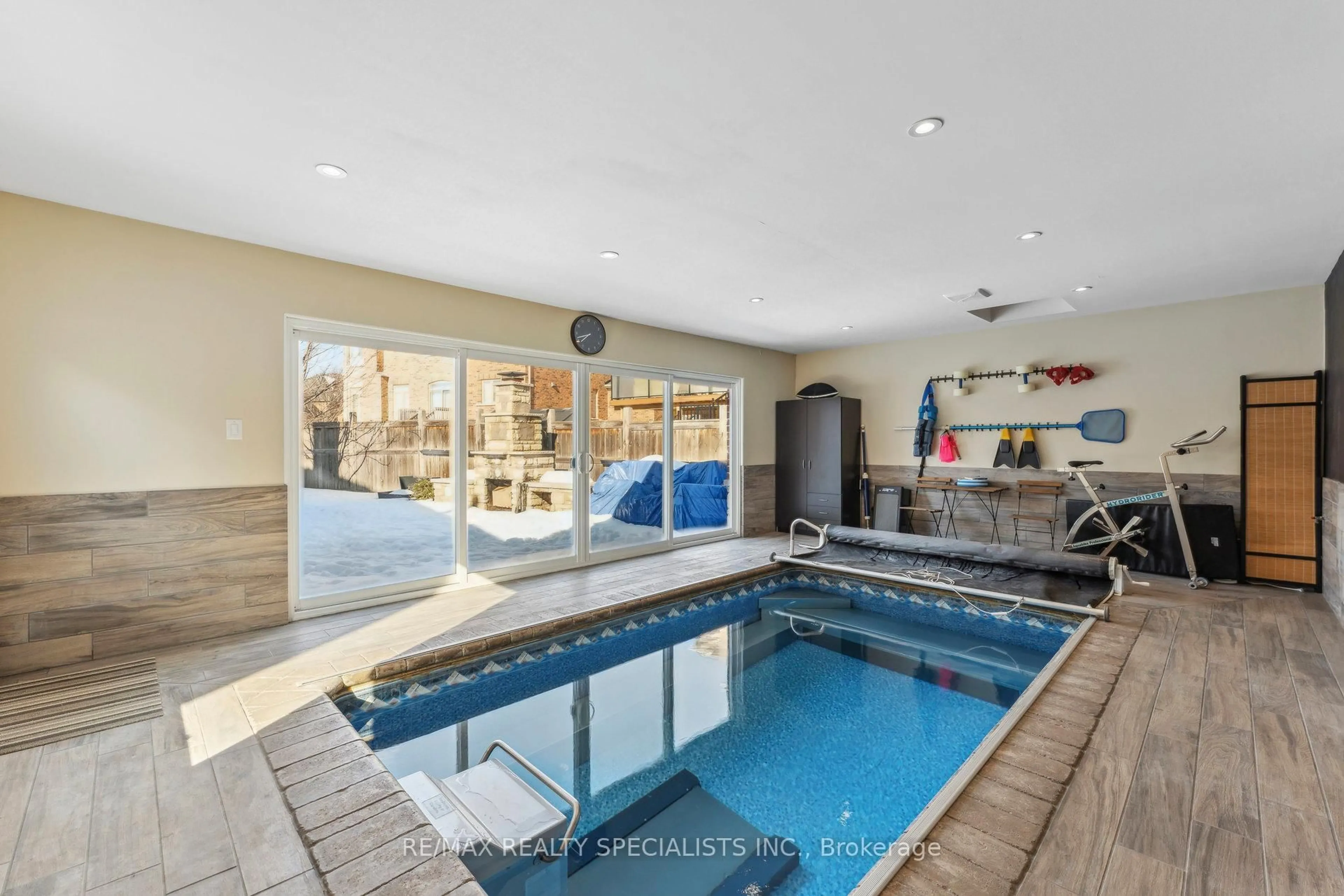 Pool for 9 Flanders Rd, Brampton Ontario L6X 0W3