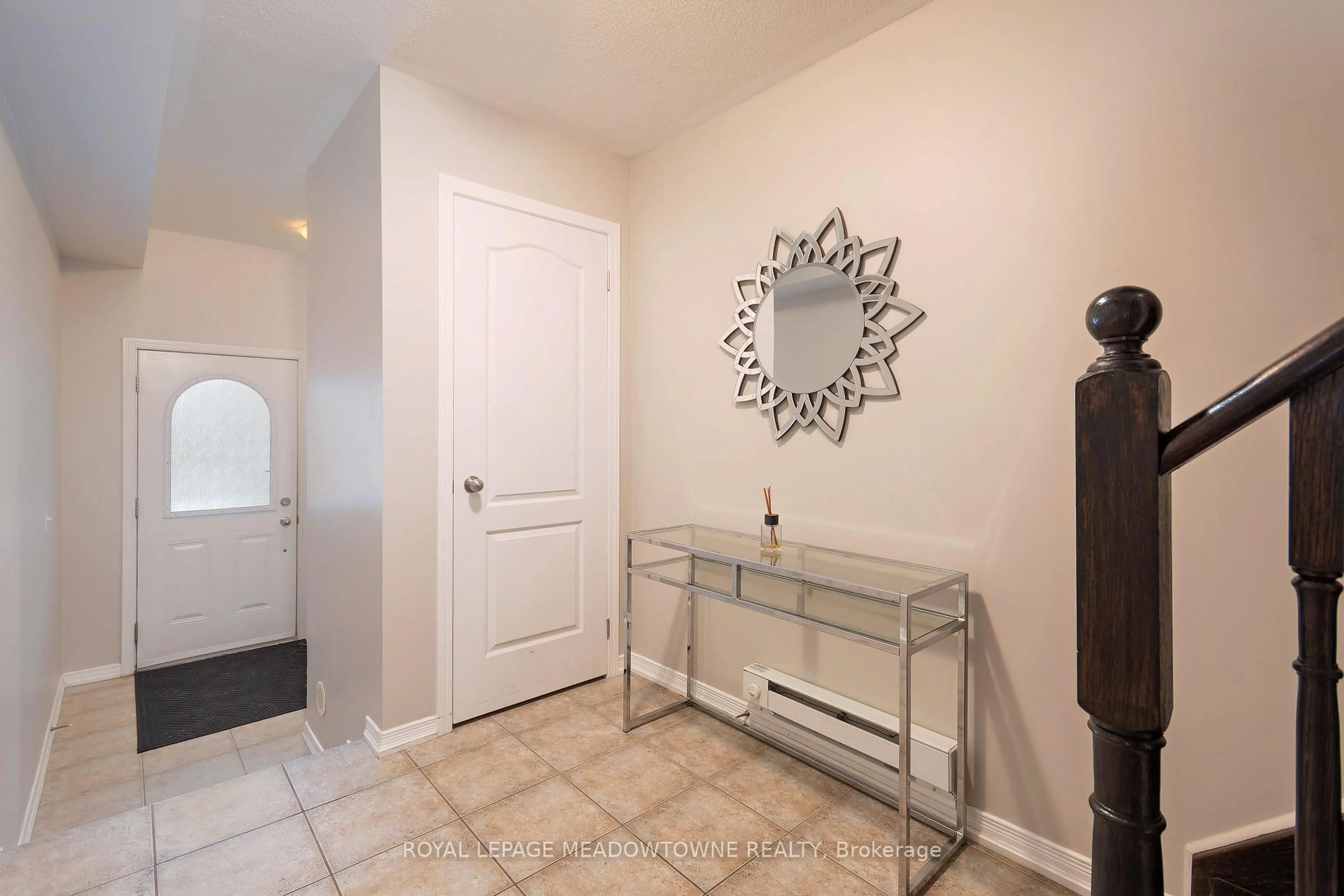 Indoor entryway for 113 Cedar Lake Cres, Brampton Ontario L6Y 0R1