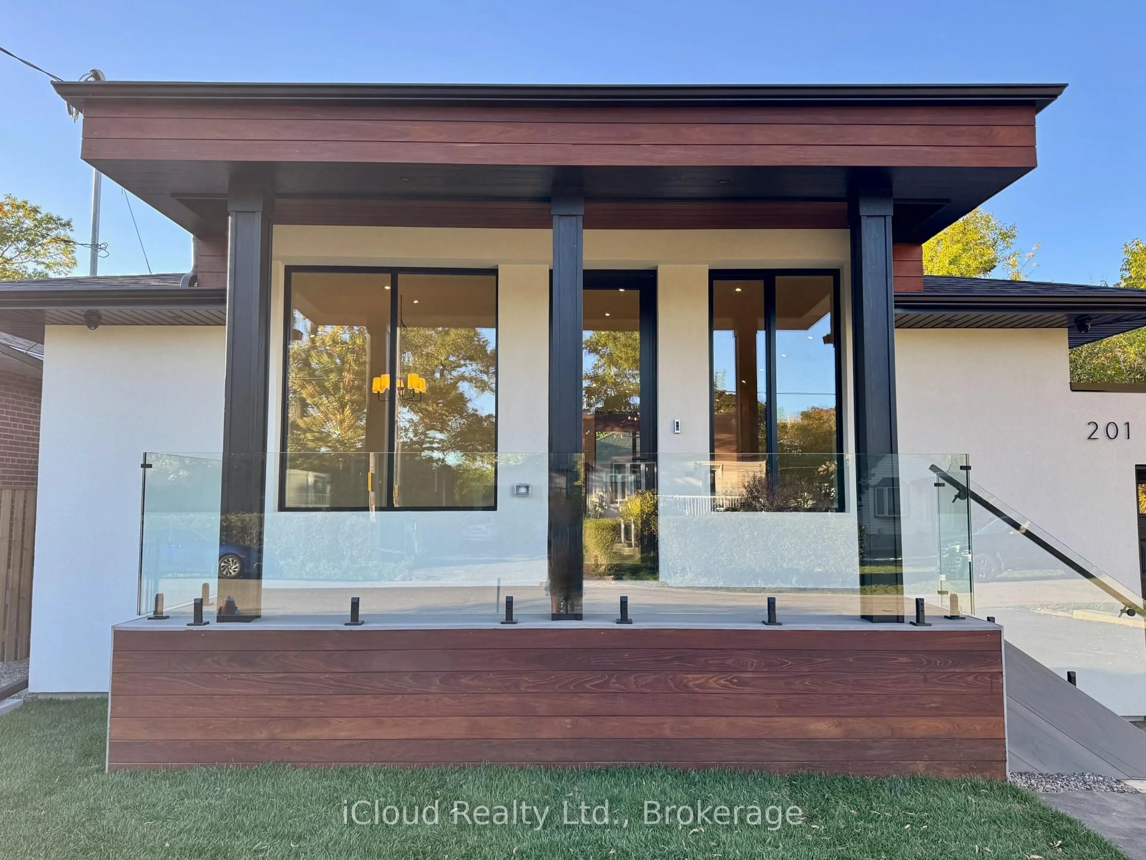 Unknown for 201 Troy St, Mississauga Ontario L5G 1S9