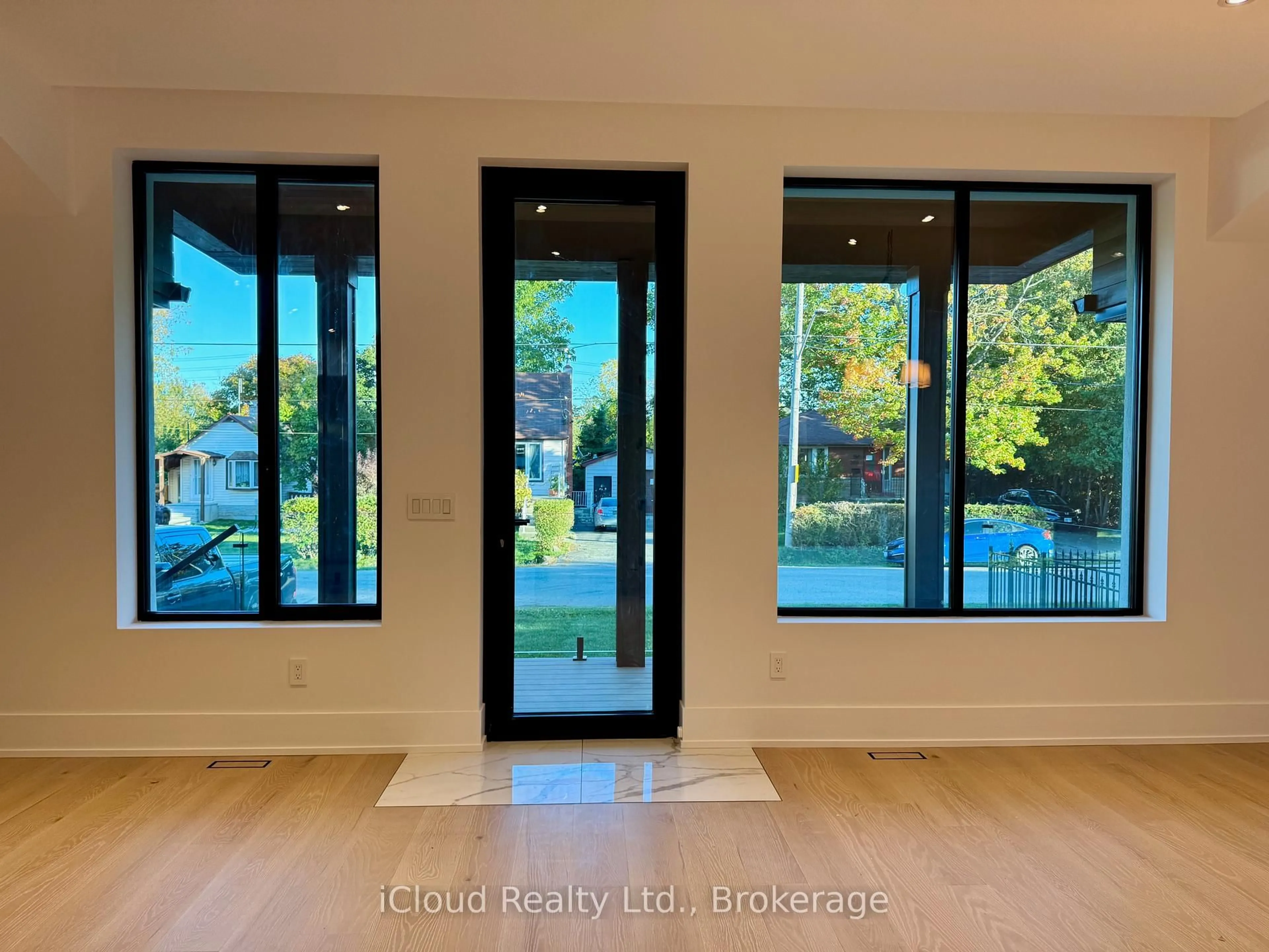 Indoor entryway for 201 Troy St, Mississauga Ontario L5G 1S9