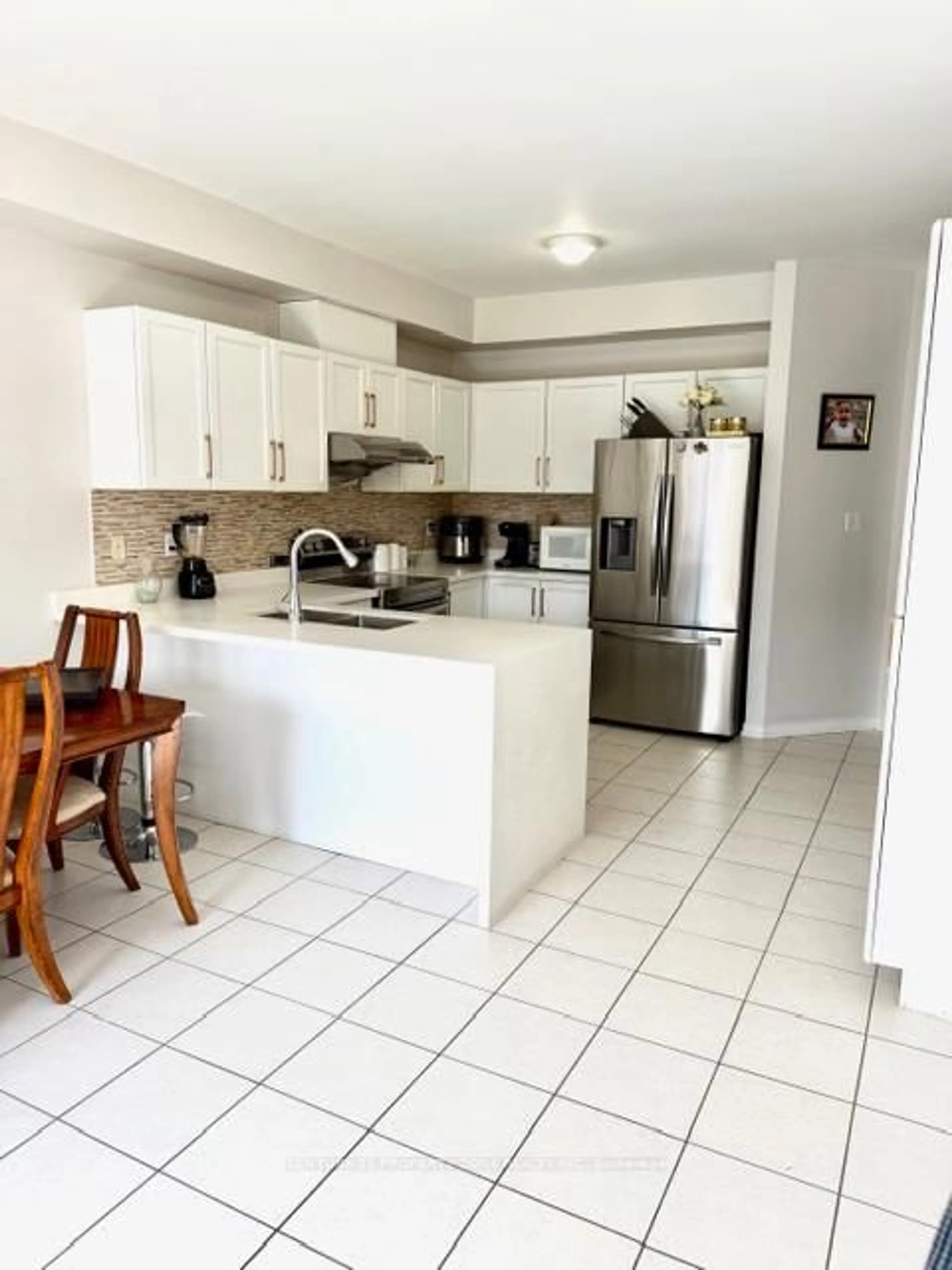 Open concept kitchen, ceramic/tile floor for 11 Kettlewell Cres, Brampton Ontario L6R 0T3