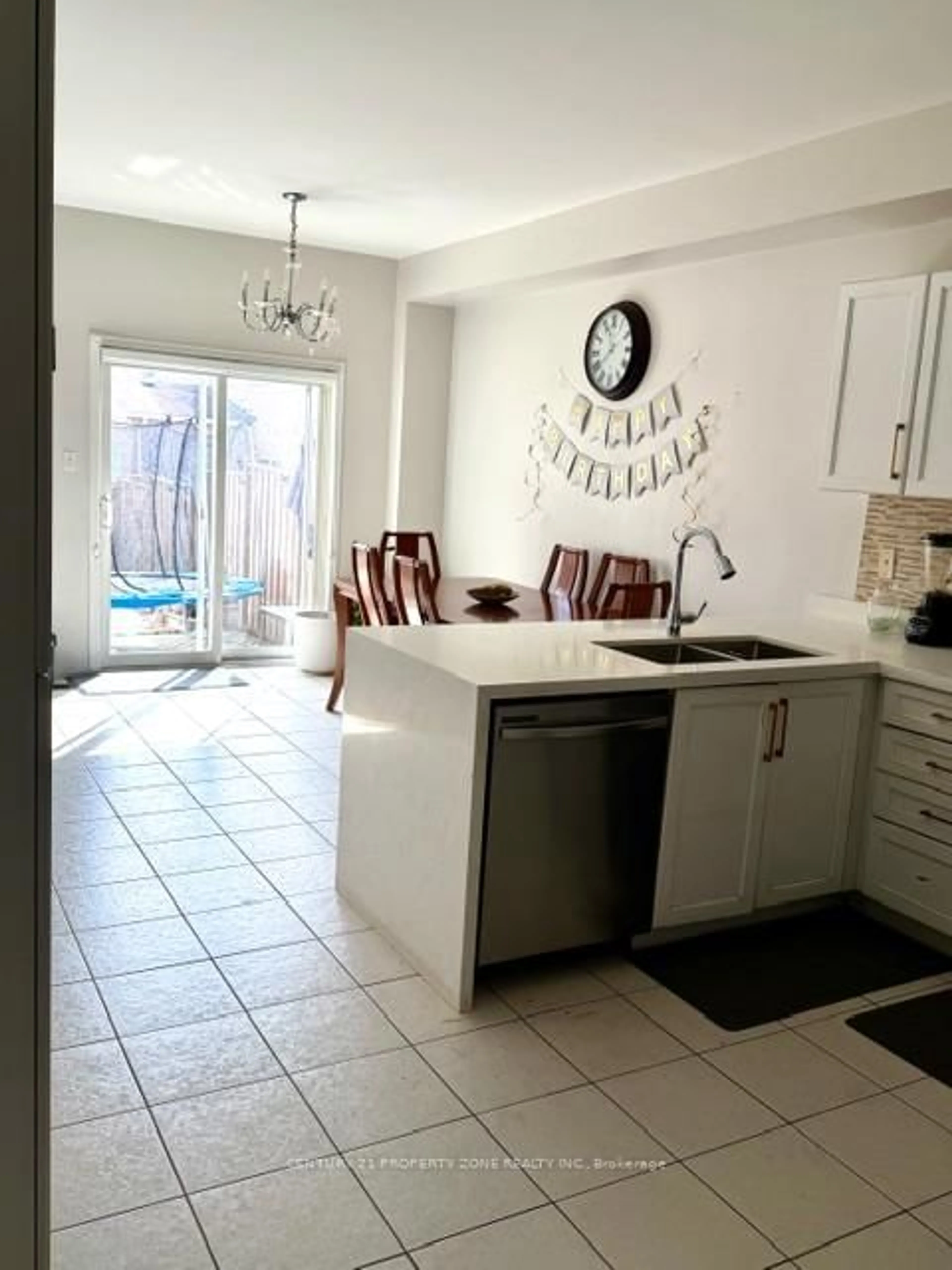 Open concept kitchen, ceramic/tile floor for 11 Kettlewell Cres, Brampton Ontario L6R 0T3