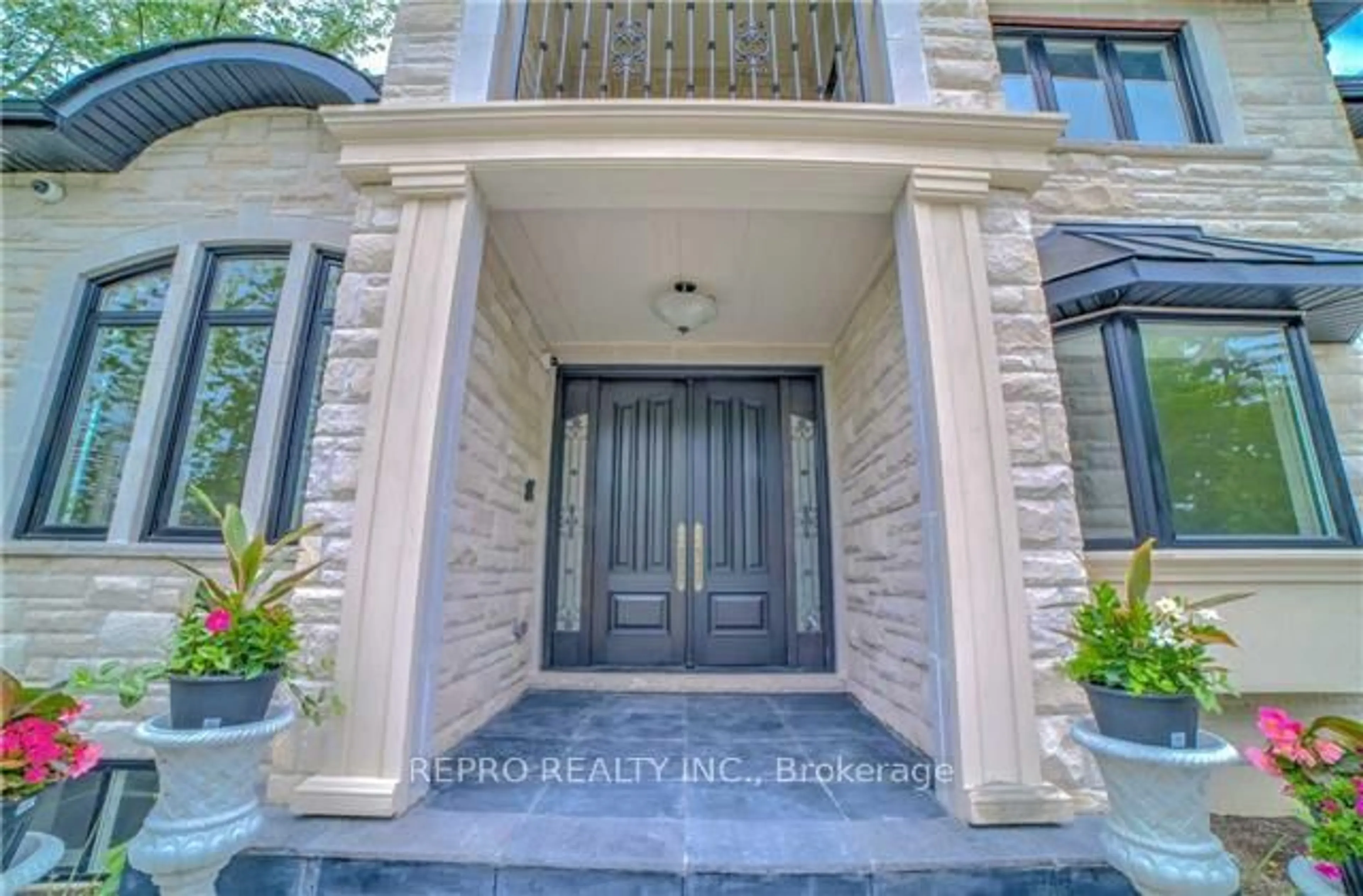 Indoor entryway for 53 Eaglewood Blvd, Mississauga Ontario L5G 1V6