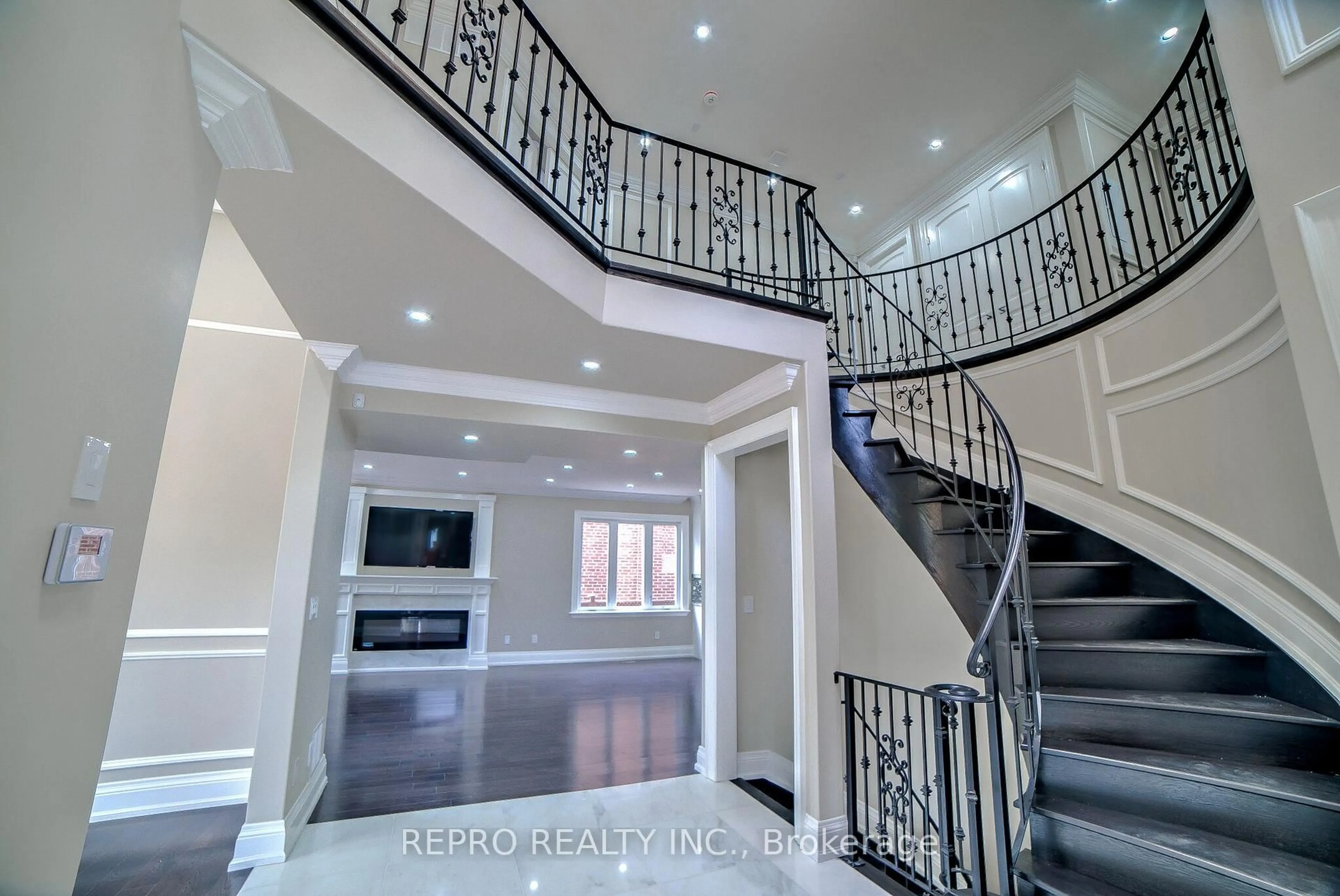 Indoor foyer for 53 Eaglewood Blvd, Mississauga Ontario L5G 1V6