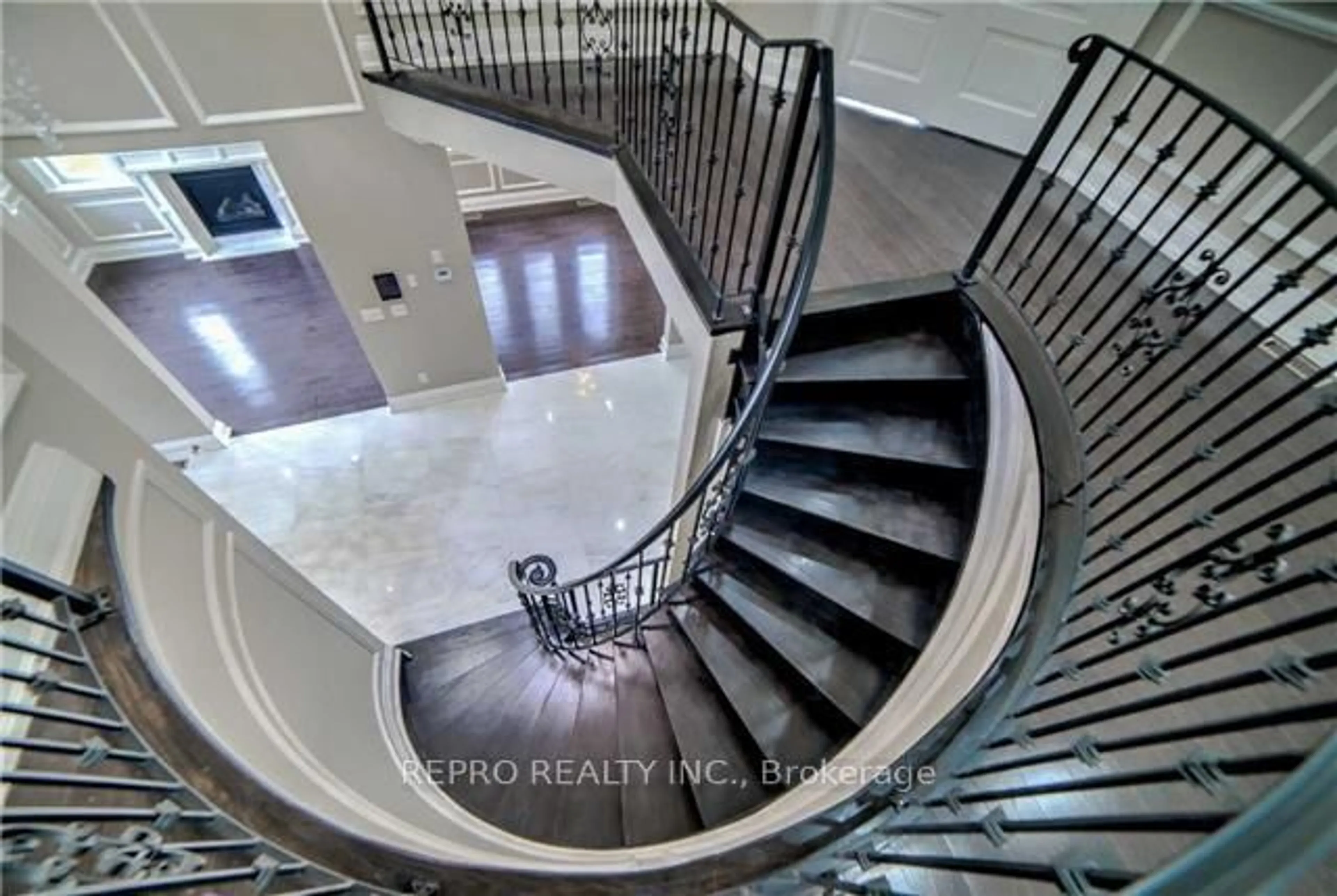 Stairs for 53 Eaglewood Blvd, Mississauga Ontario L5G 1V6