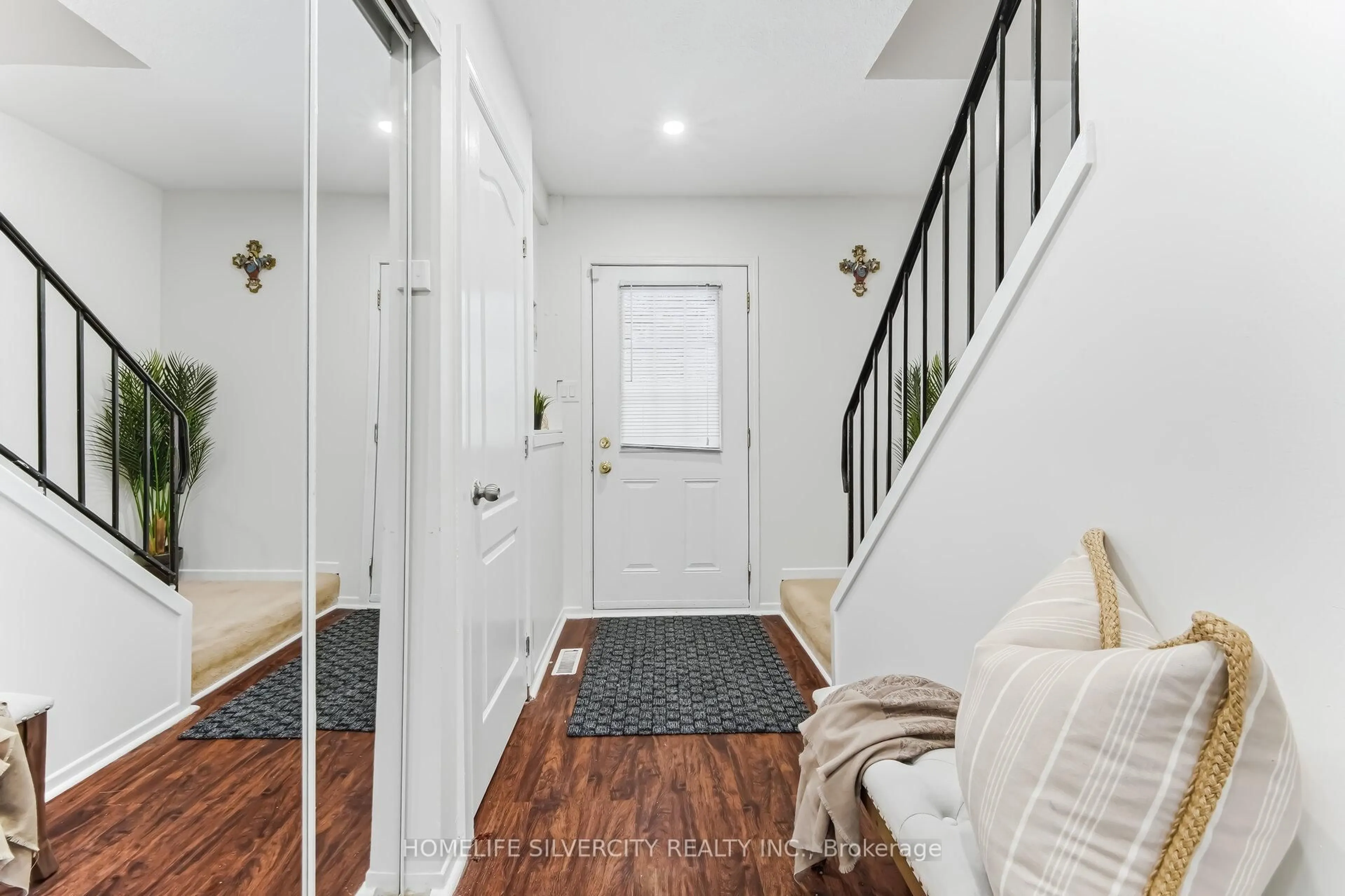 Indoor entryway for 45 Hansen Rd #100, Brampton Ontario L6V 3C5