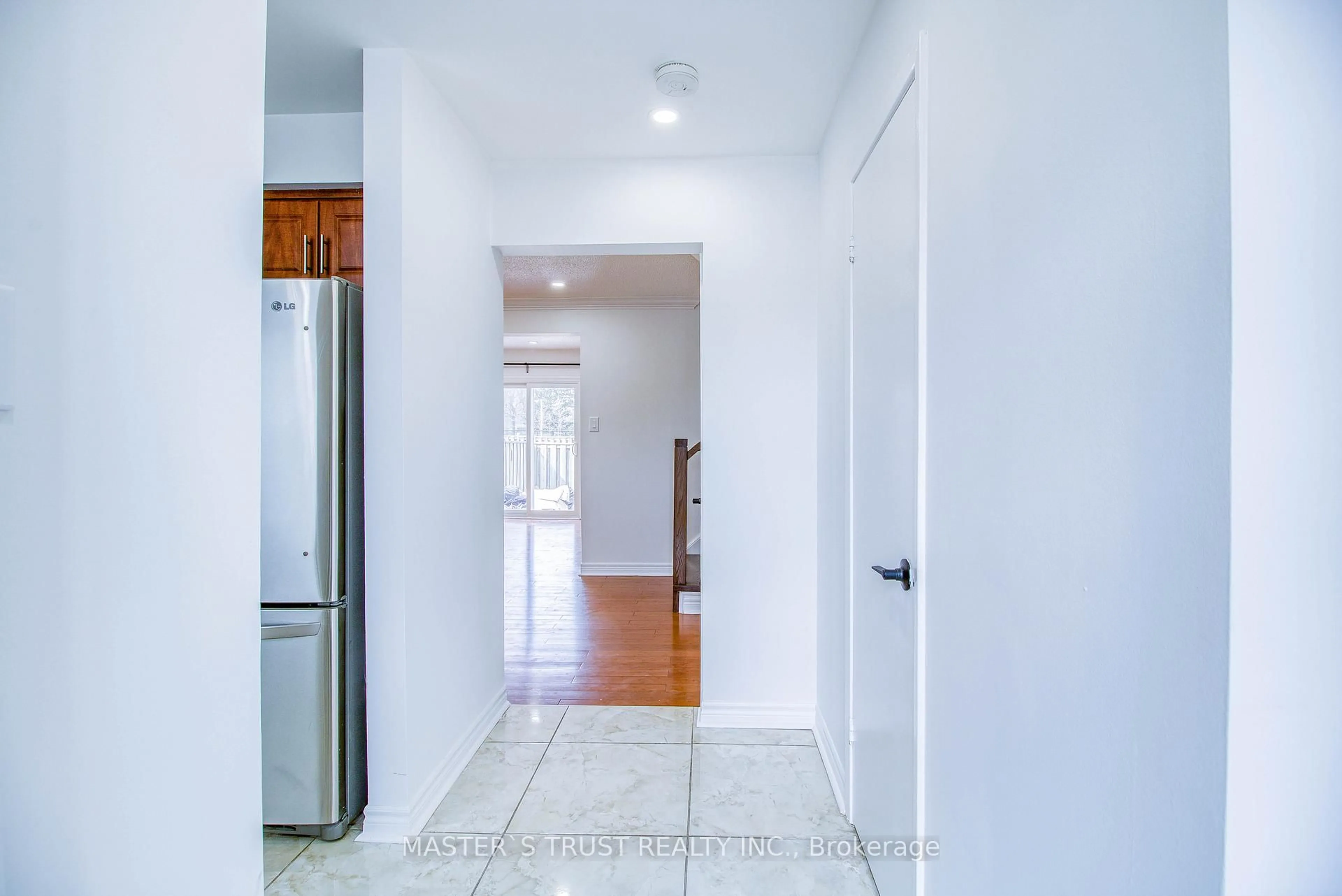 Indoor entryway for 900 Central Park Dr #1, Brampton Ontario L6S 3J6