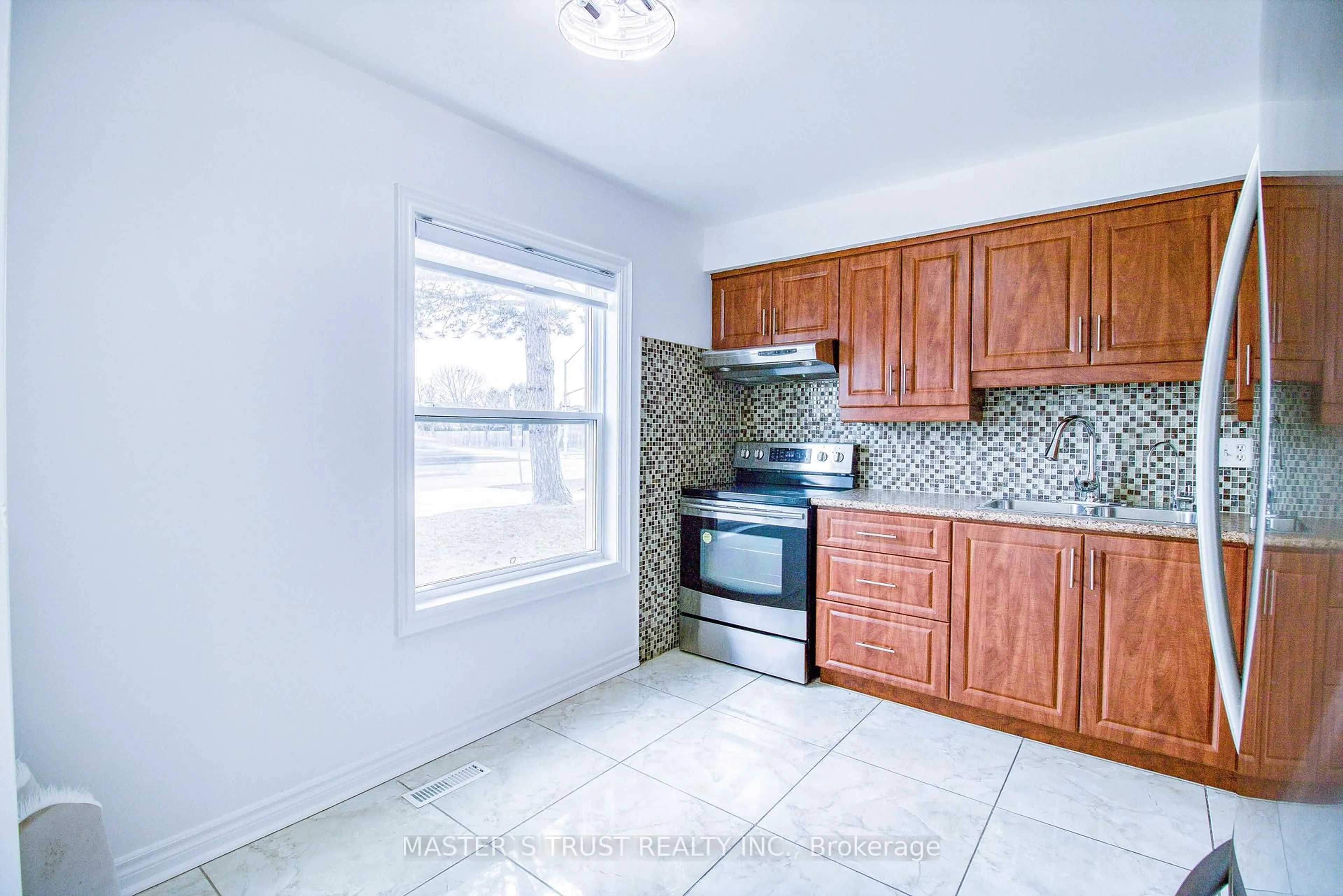 Standard kitchen, ceramic/tile floor for 900 Central Park Dr #1, Brampton Ontario L6S 3J6