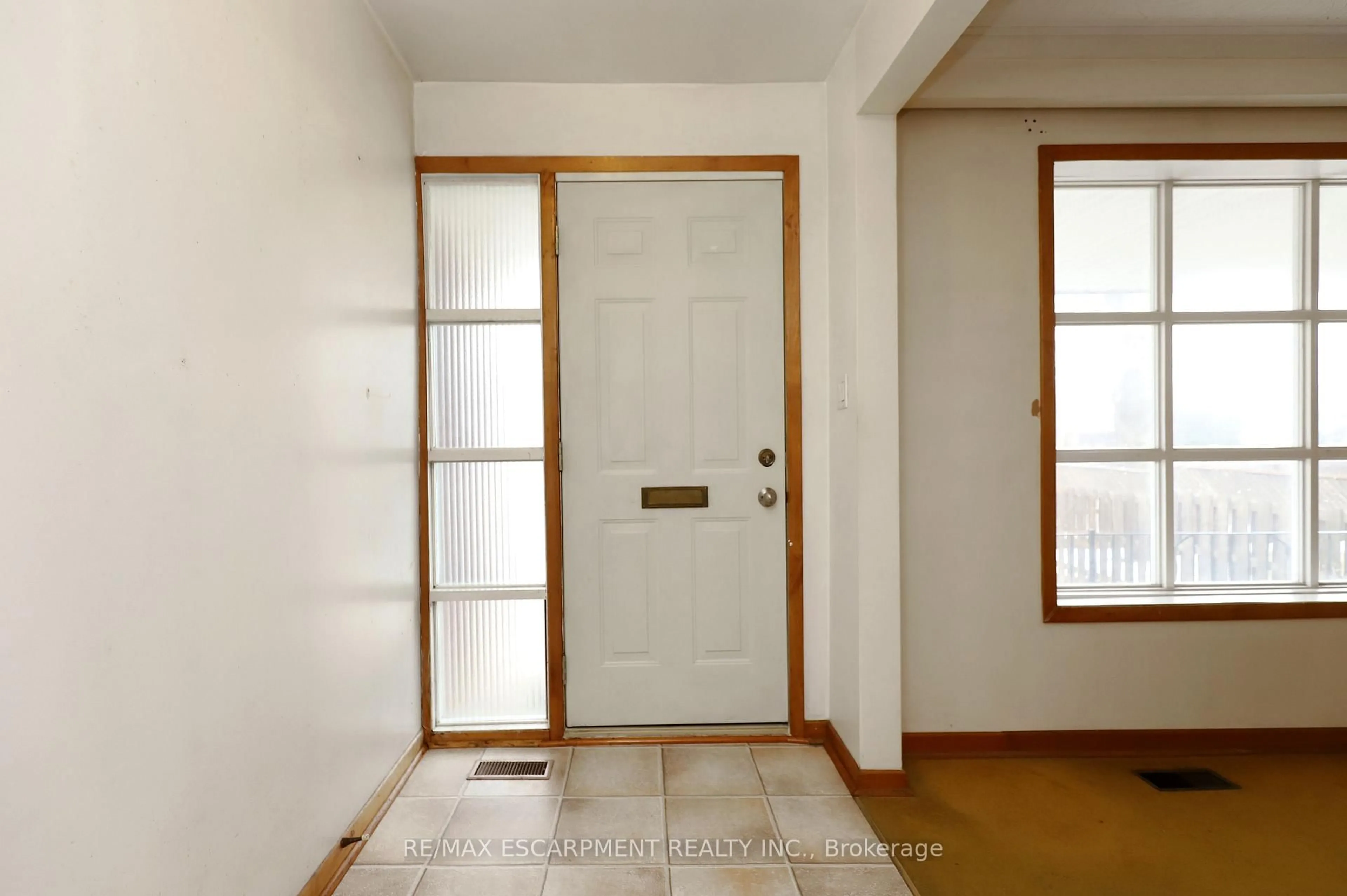 Indoor entryway for 952 MISSISSAUGA VALLEY Blvd, Mississauga Ontario L5A 2A2