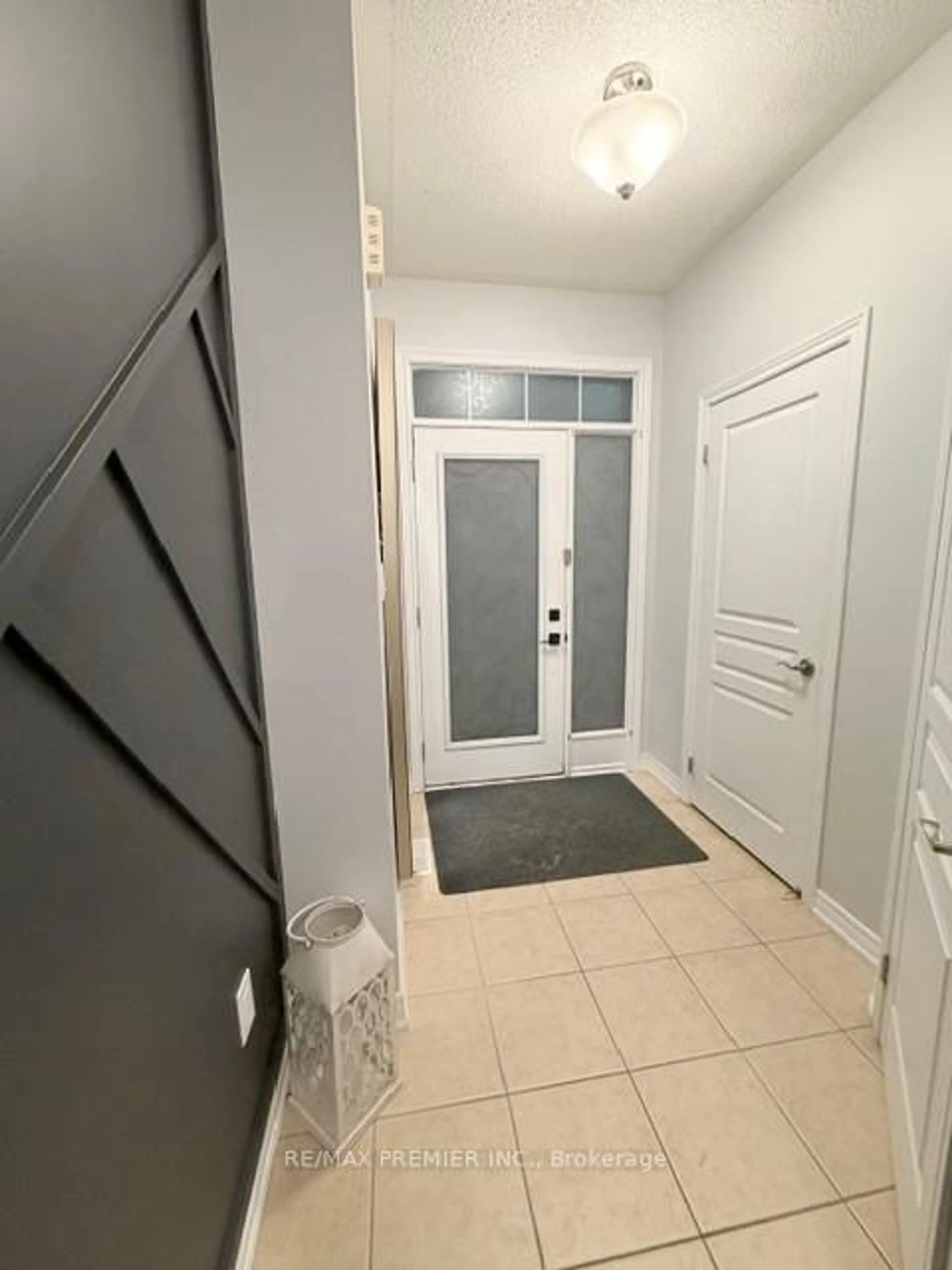 Indoor entryway for 82 Chesterwood Cres, Brampton Ontario L6Y 0Z5