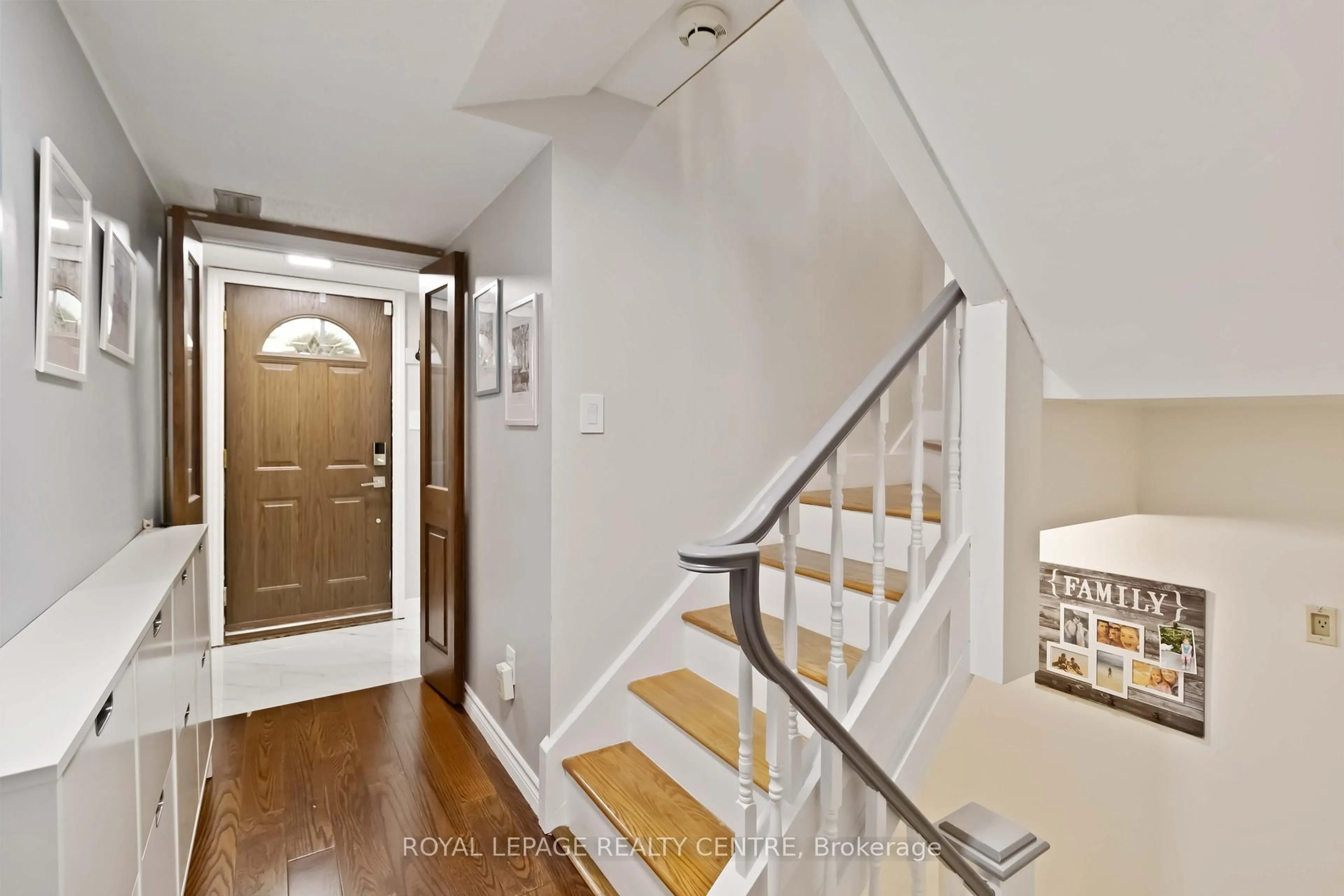 Indoor entryway for 1330 Mississauga Valley Blvd #34, Mississauga Ontario L5A 3T1