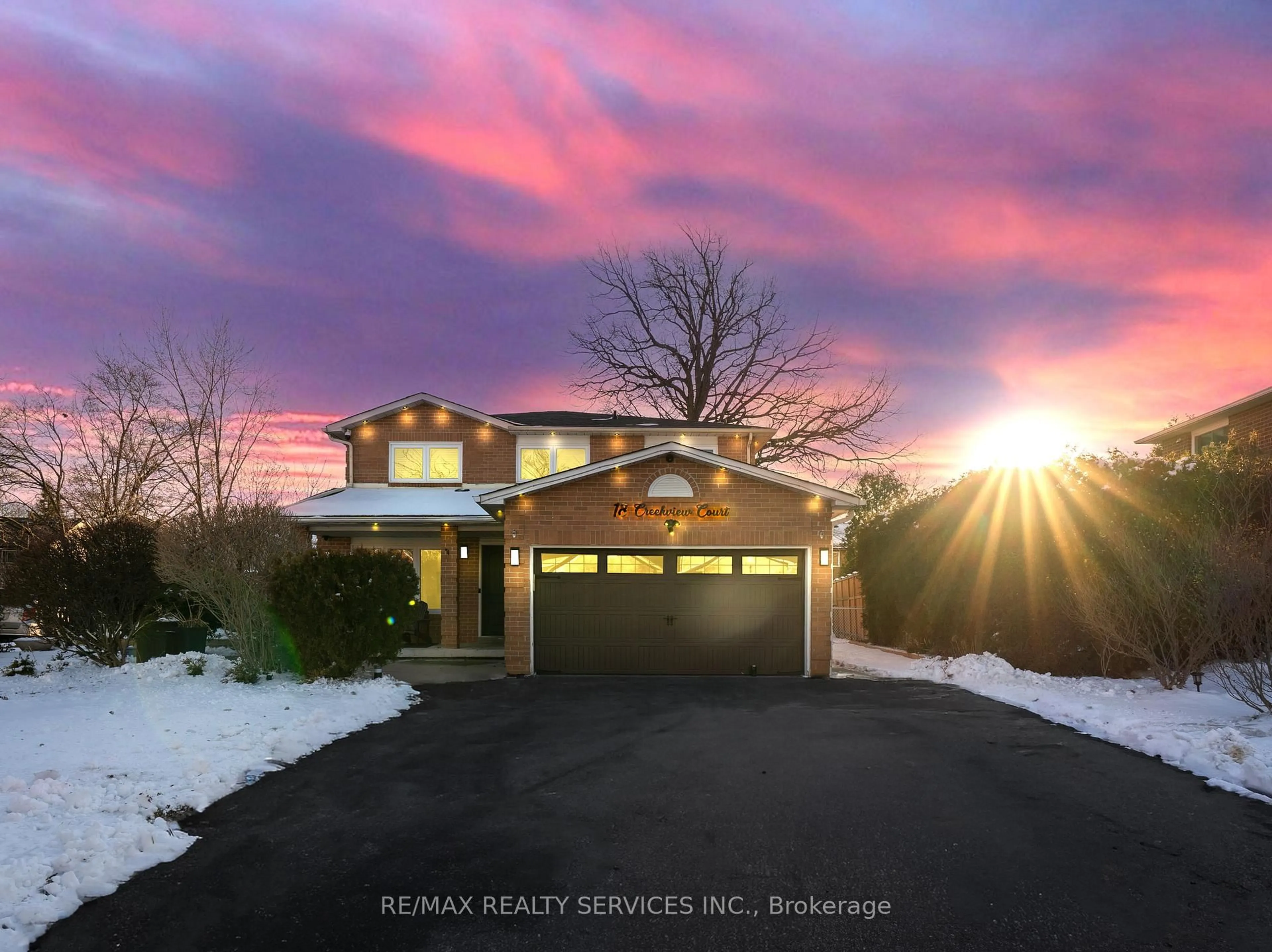 A pic from outside/outdoor area/front of a property/back of a property/a pic from drone, unknown for 18 Creekview Crt, Brampton Ontario L6Z 3Y2