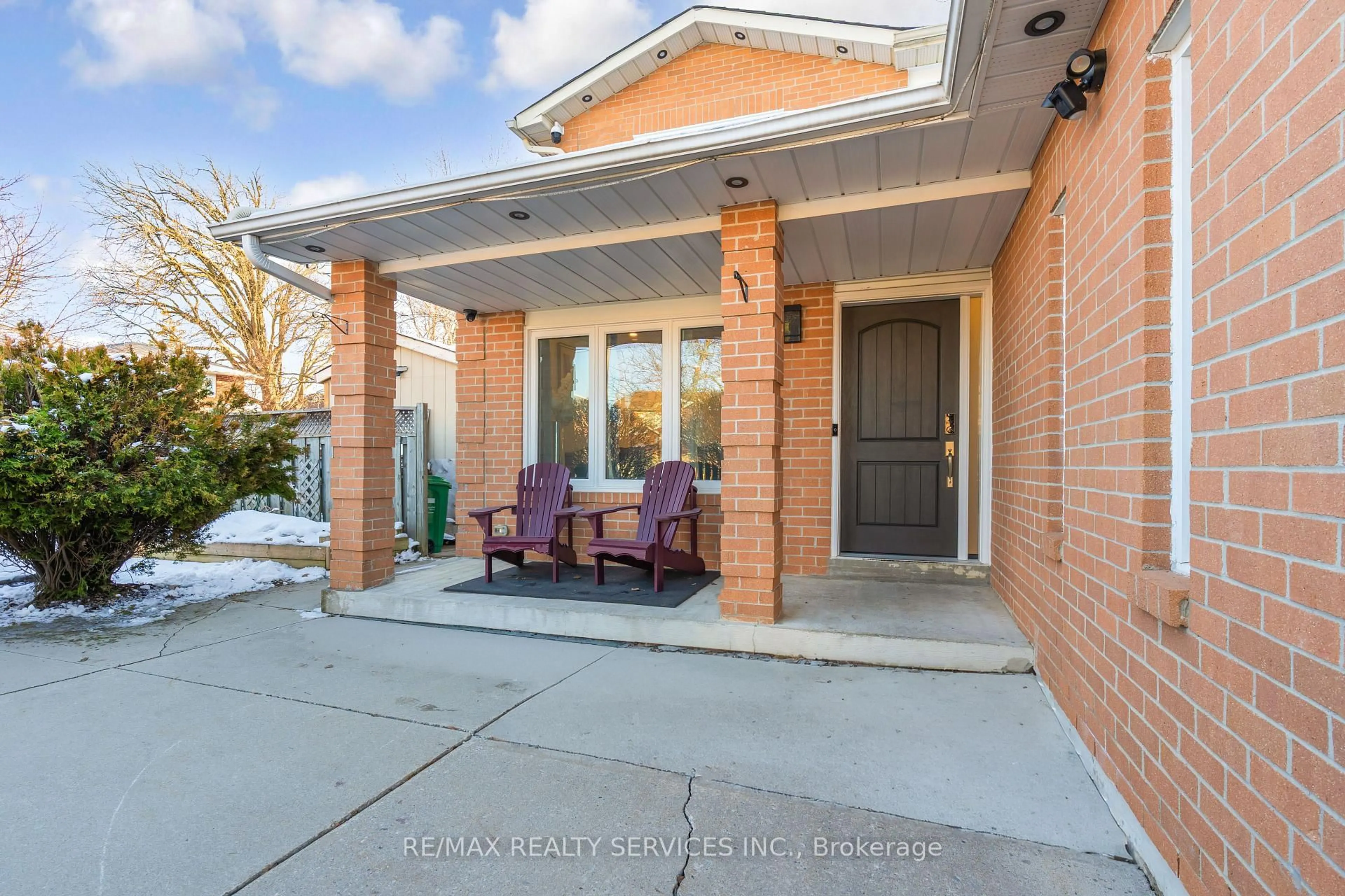 Home with brick exterior material, street for 18 Creekview Crt, Brampton Ontario L6Z 3Y2