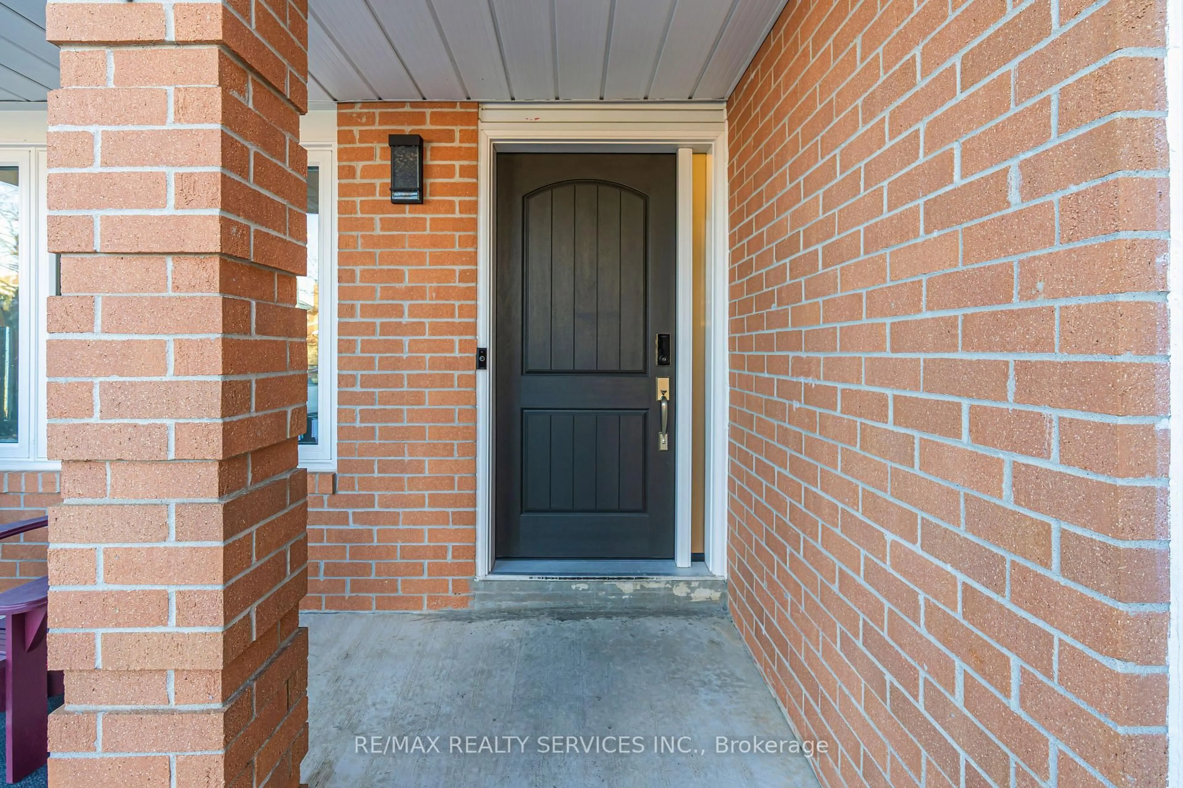 Indoor entryway for 18 Creekview Crt, Brampton Ontario L6Z 3Y2