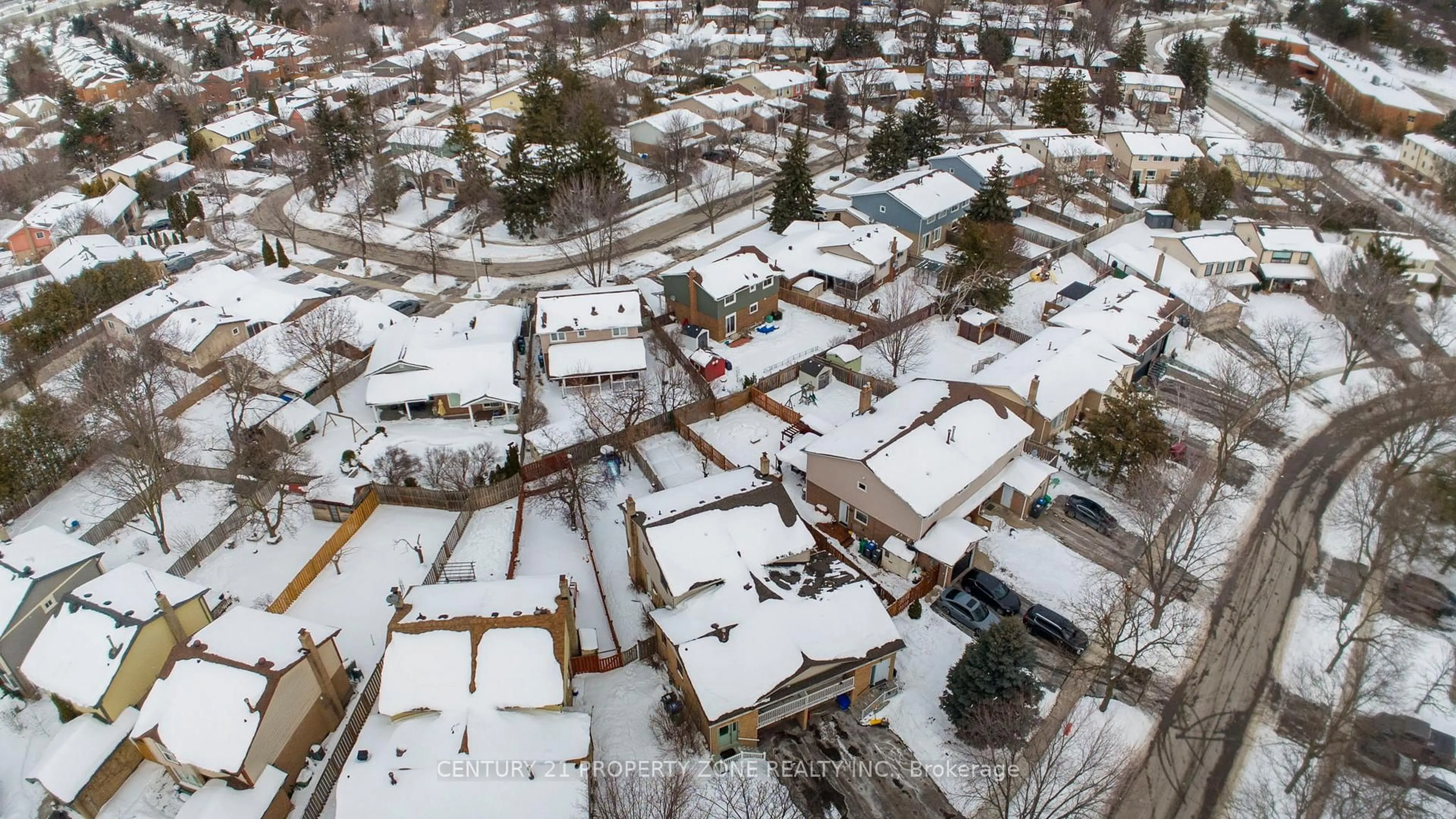 A pic from outside/outdoor area/front of a property/back of a property/a pic from drone, street for 7160 Bendigo Circ, Mississauga Ontario L5N 1Z5
