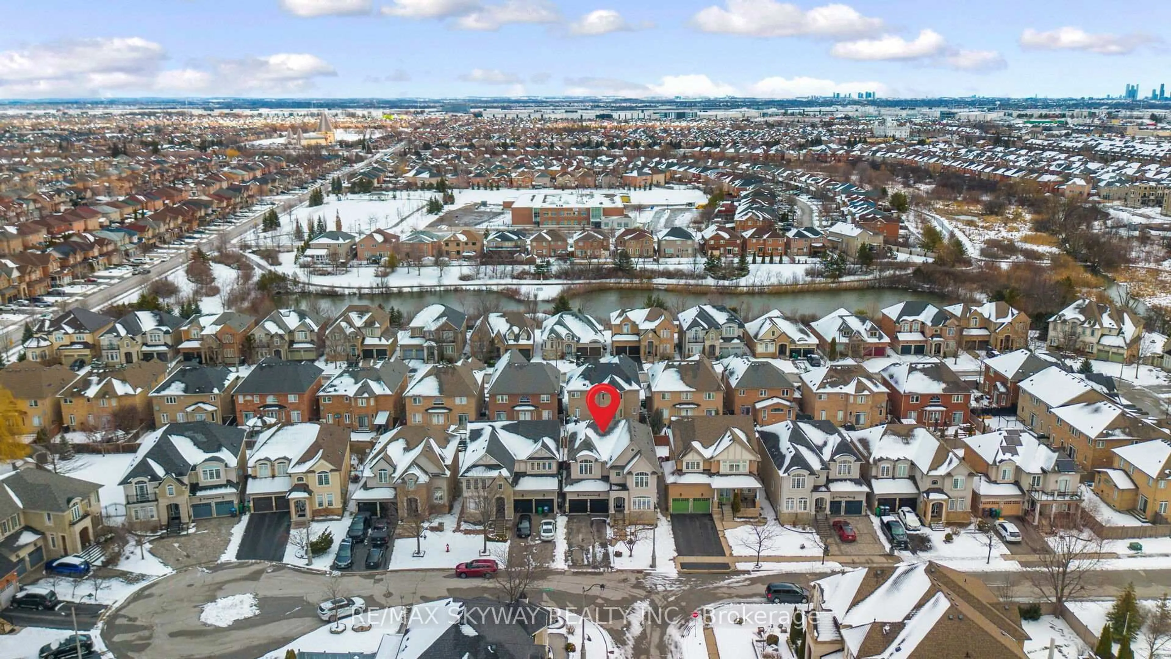 A pic from outside/outdoor area/front of a property/back of a property/a pic from drone, city buildings view from balcony for 44 Eaglesprings Cres, Brampton Ontario L6P 2W2
