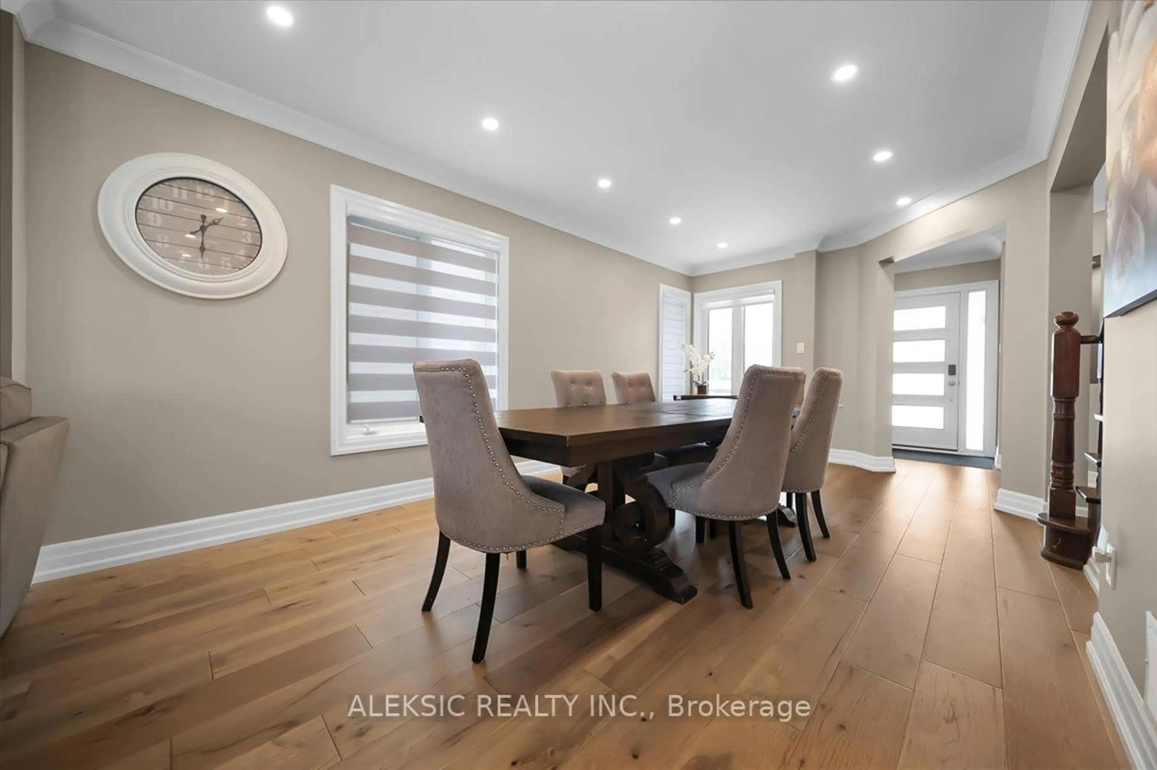 Dining room, wood/laminate floor for 33 Hillpath Cres, Brampton Ontario L6Z 4T7