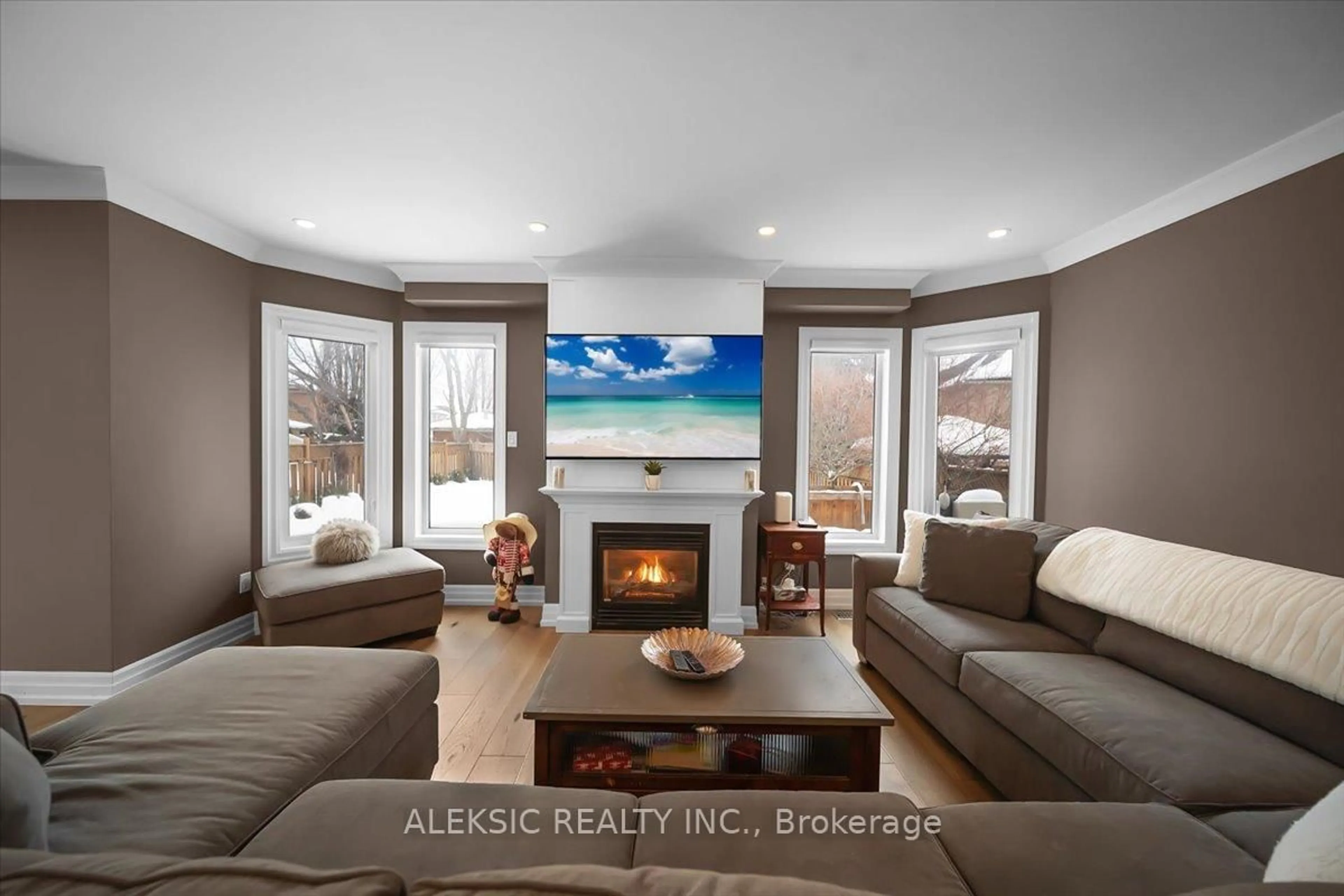 Living room with furniture, unknown for 33 Hillpath Cres, Brampton Ontario L6Z 4T7