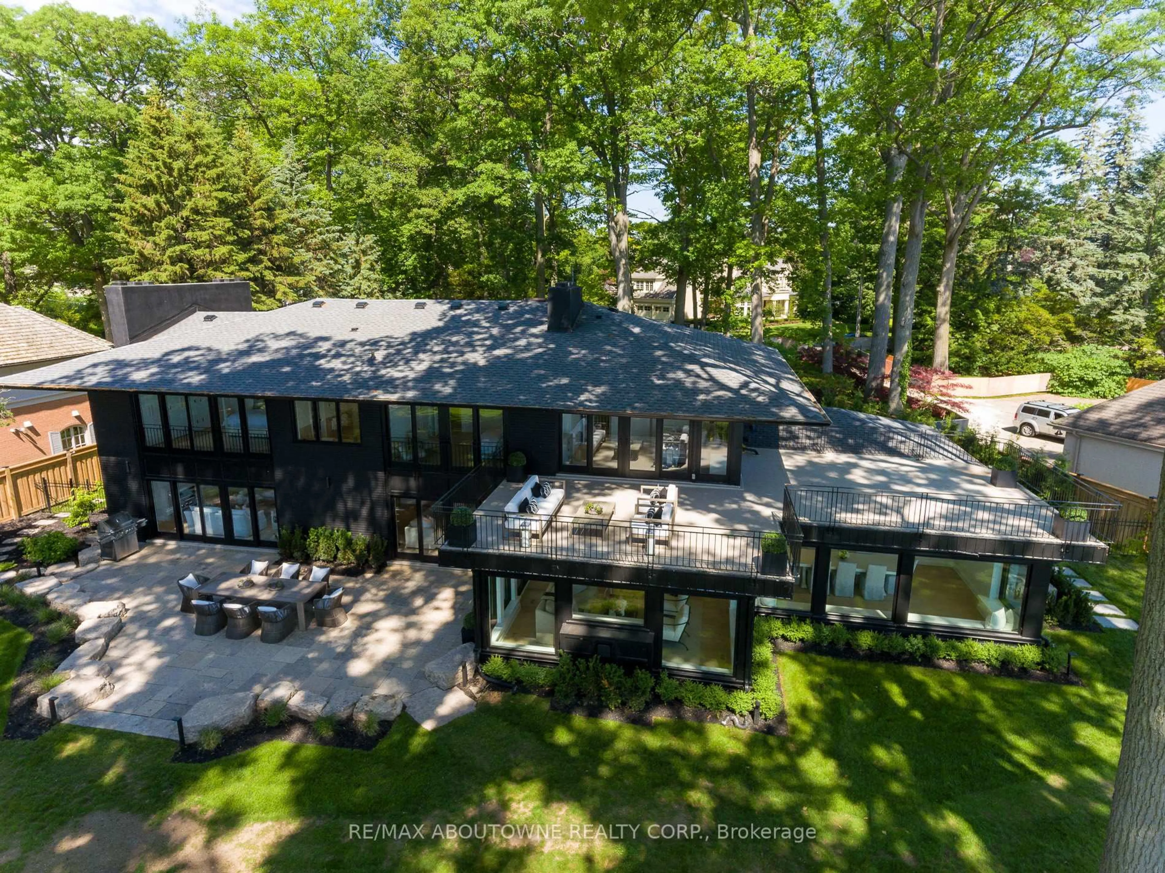A pic from outside/outdoor area/front of a property/back of a property/a pic from drone, unknown for 3 Ennisclare Dr, Oakville Ontario L6J 4N3