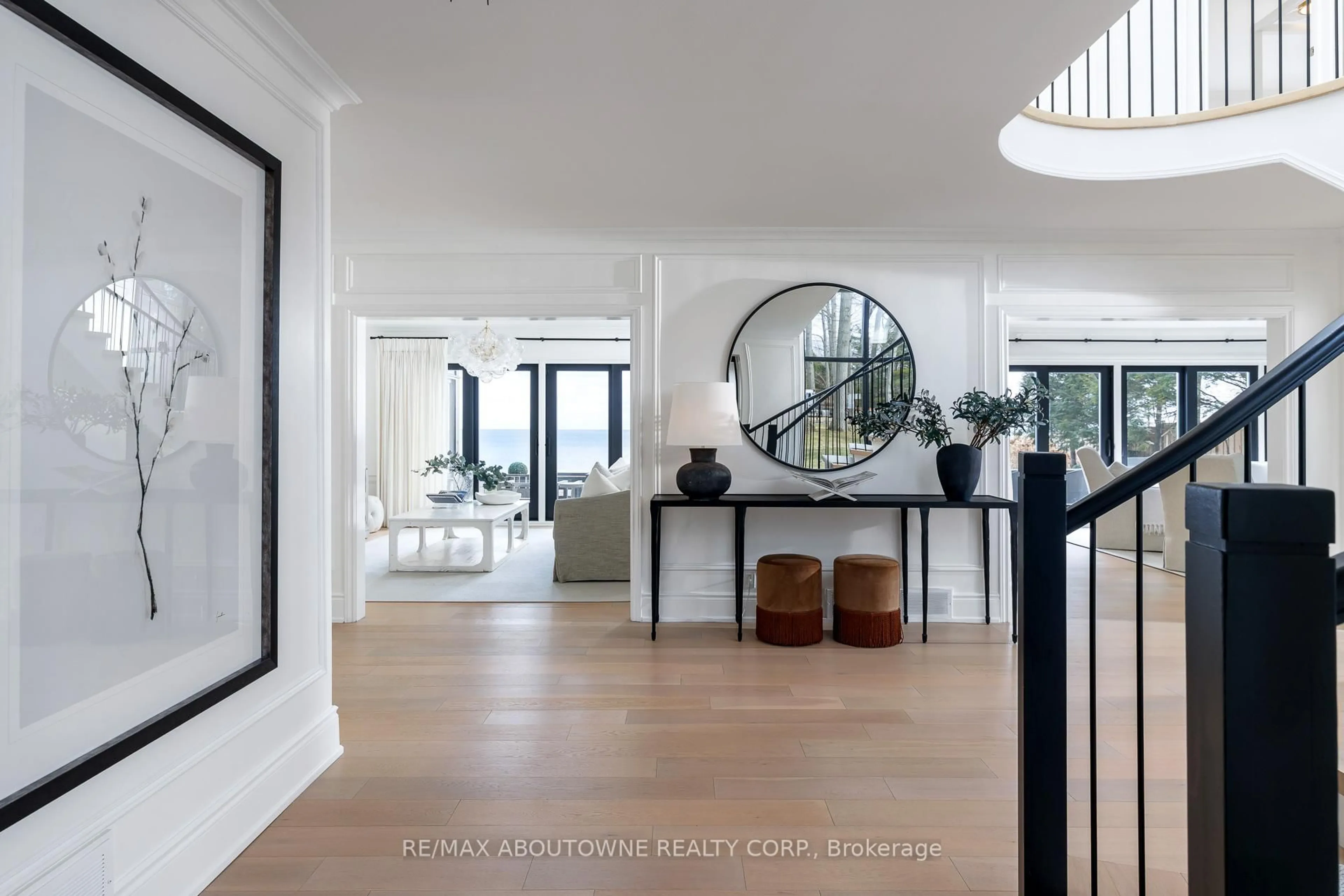 Indoor entryway for 3 Ennisclare Dr, Oakville Ontario L6J 4N3