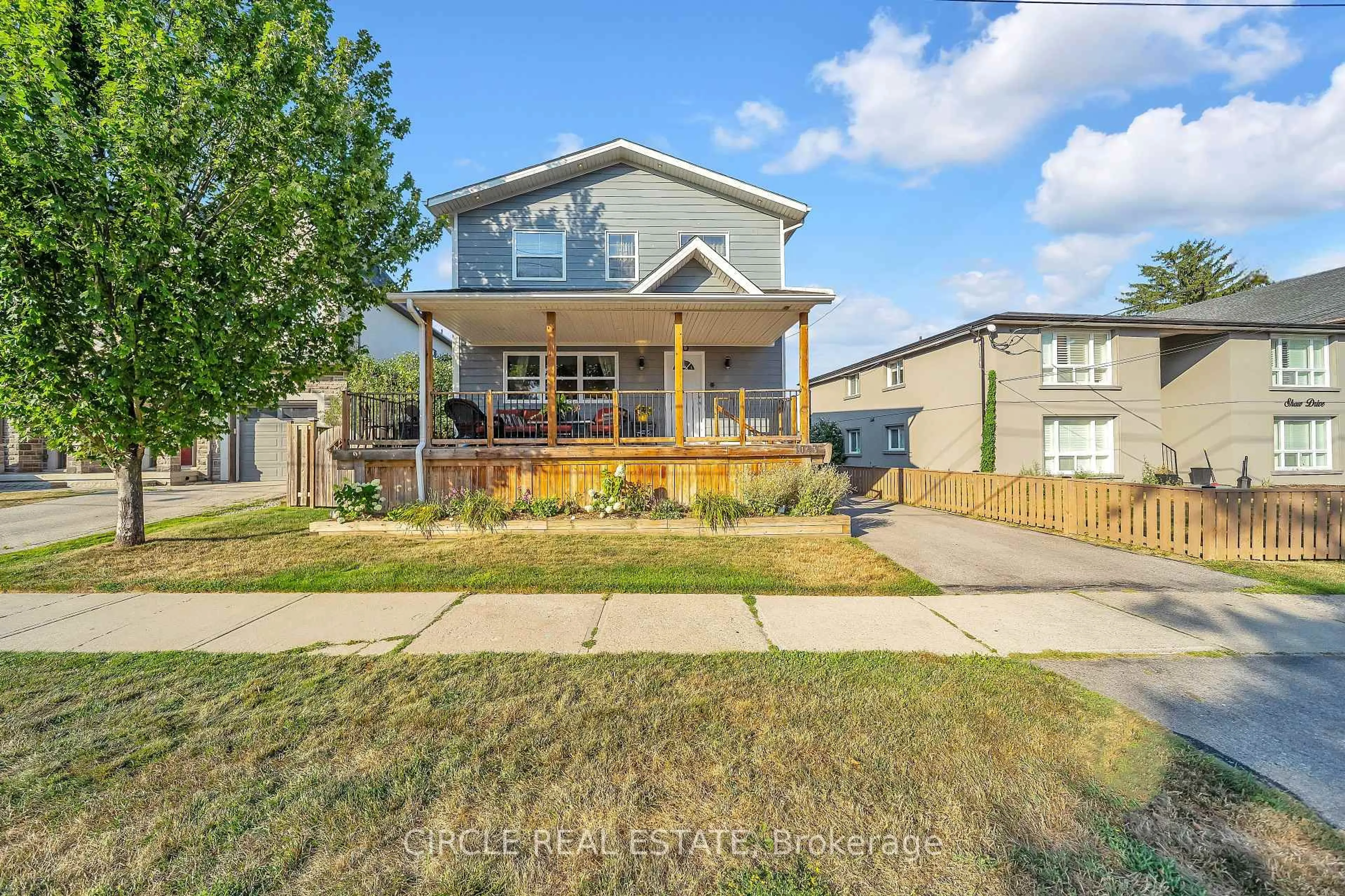 A pic from outside/outdoor area/front of a property/back of a property/a pic from drone, street for 1043 Shaw Dr, Mississauga Ontario L5G 3Z3