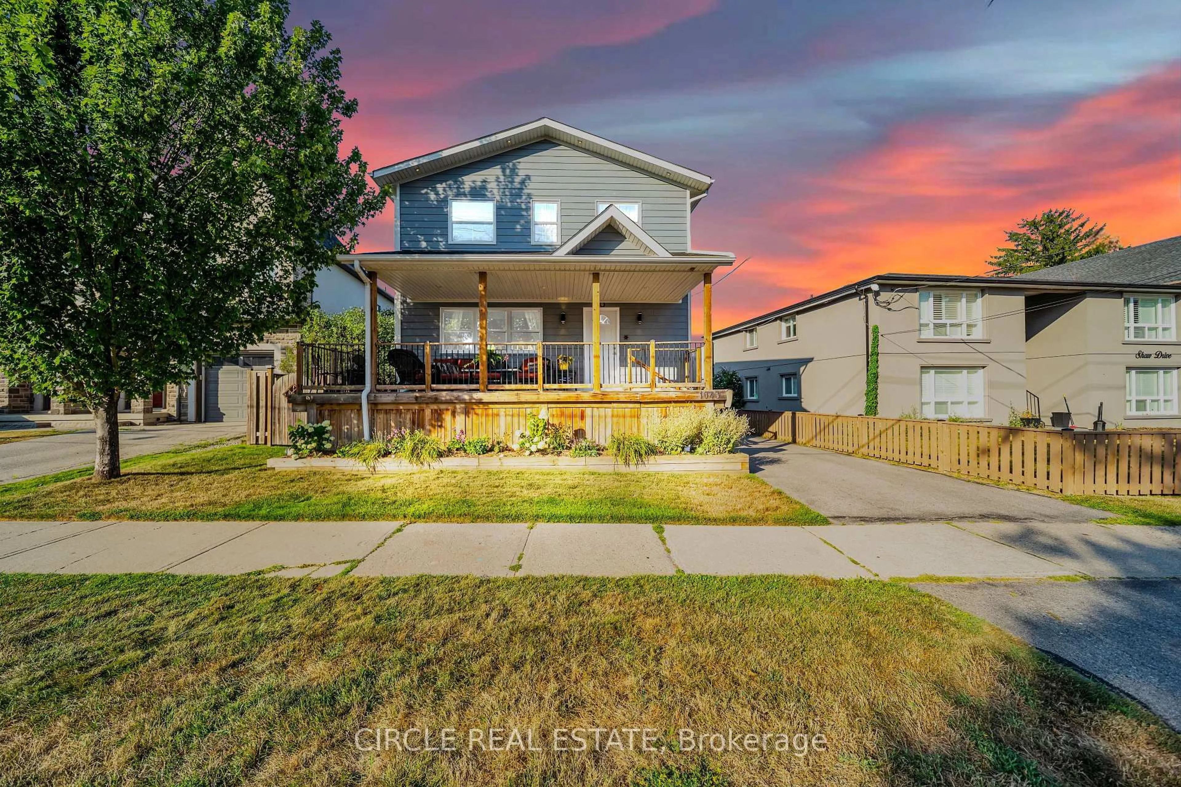 A pic from outside/outdoor area/front of a property/back of a property/a pic from drone, street for 1043 Shaw Dr, Mississauga Ontario L5G 3Z3