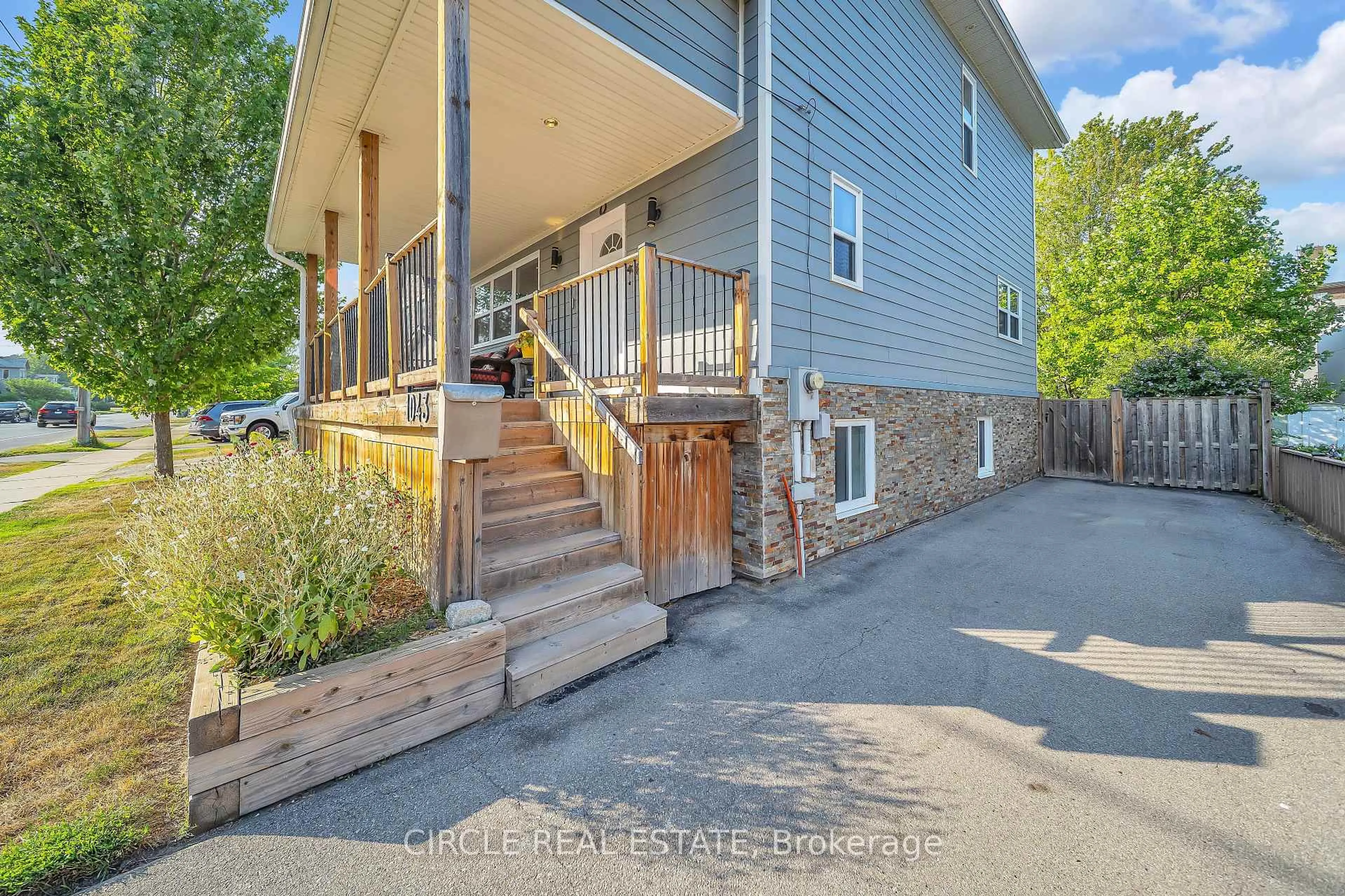 A pic from outside/outdoor area/front of a property/back of a property/a pic from drone, street for 1043 Shaw Dr, Mississauga Ontario L5G 3Z3