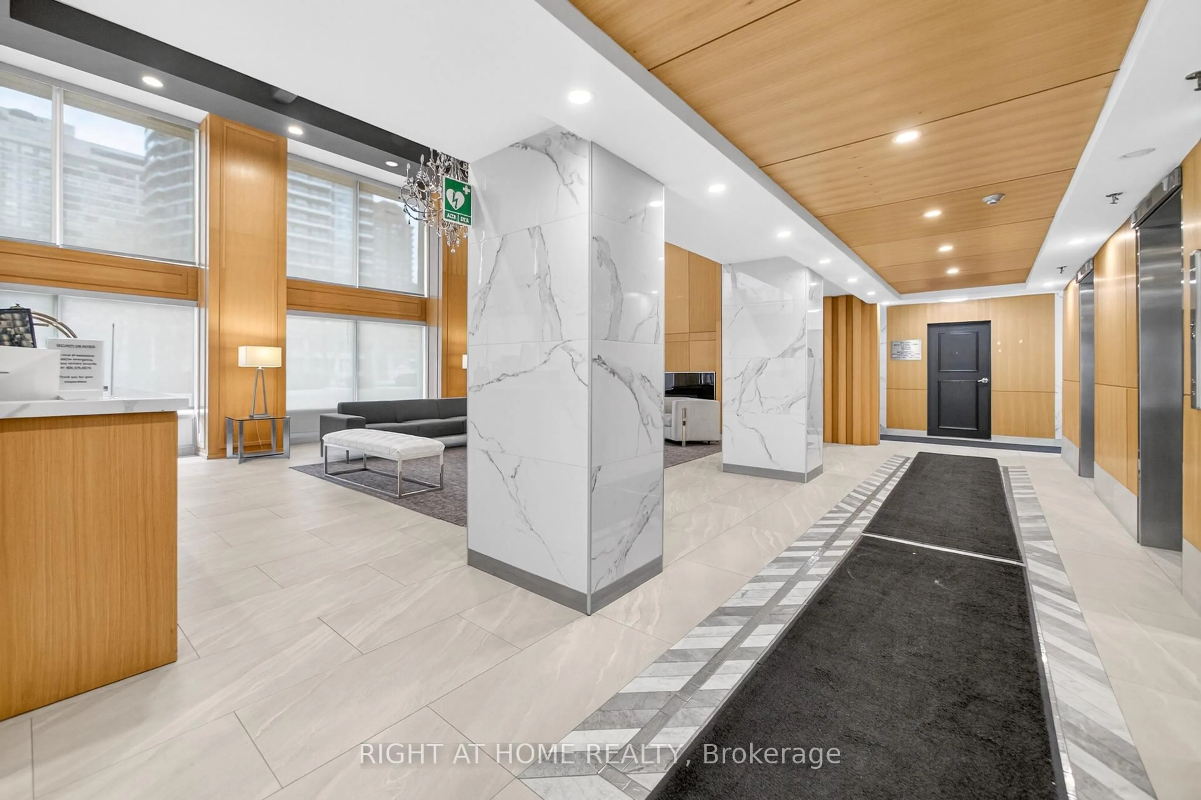 Lobby for 3590 Kaneff Cres #610, Mississauga Ontario L5A 3X3