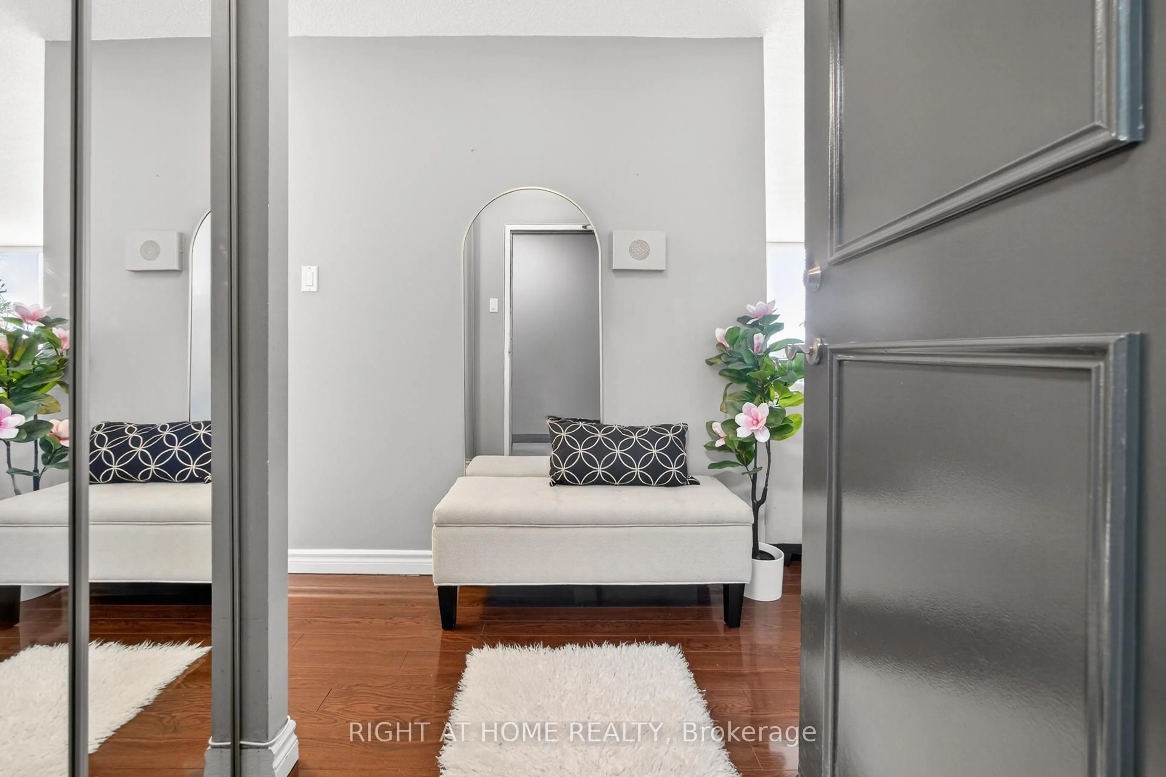 Indoor entryway for 3590 Kaneff Cres #610, Mississauga Ontario L5A 3X3