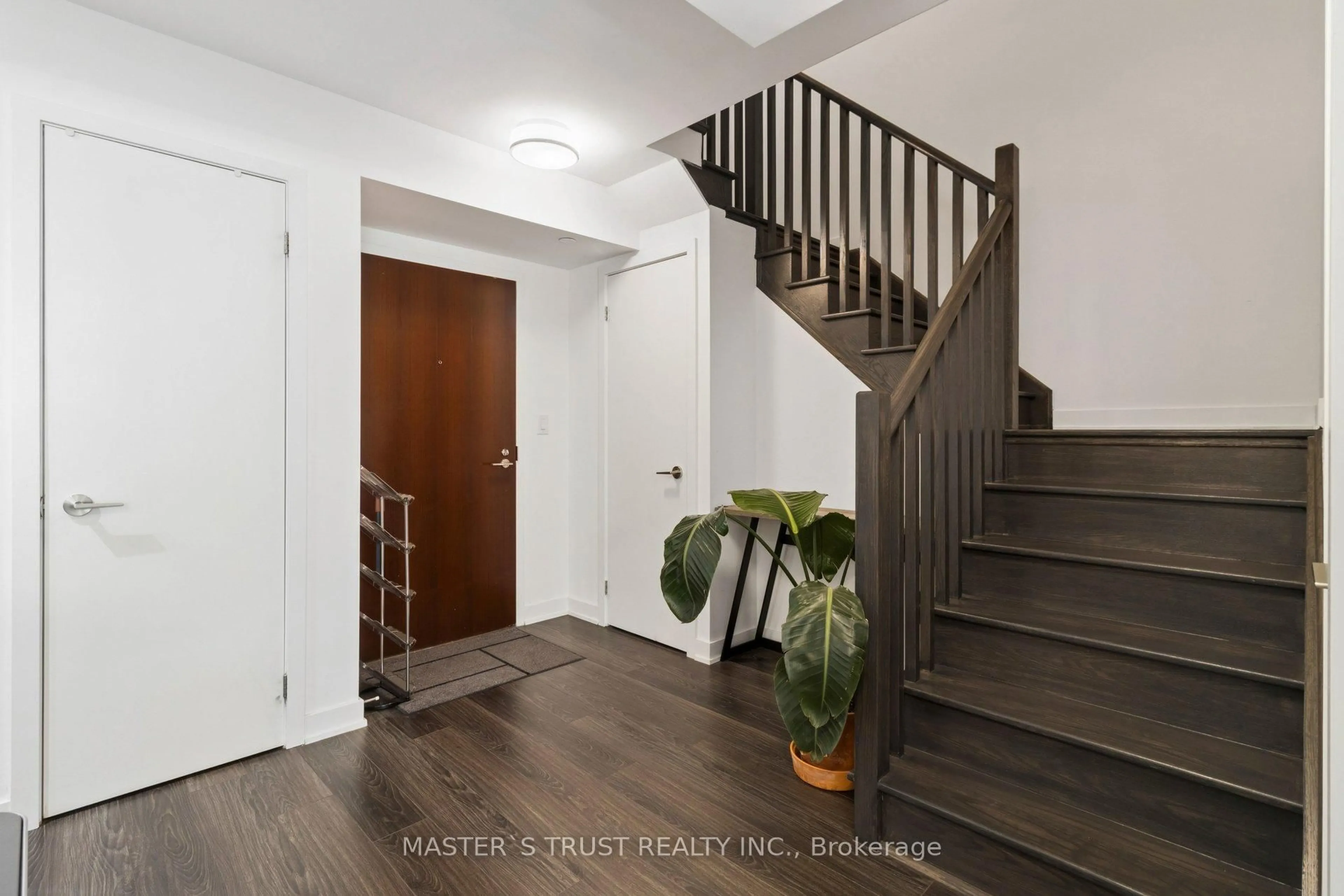 Indoor entryway for 160 Flemington Rd #TH109, Toronto Ontario M6A 0A9