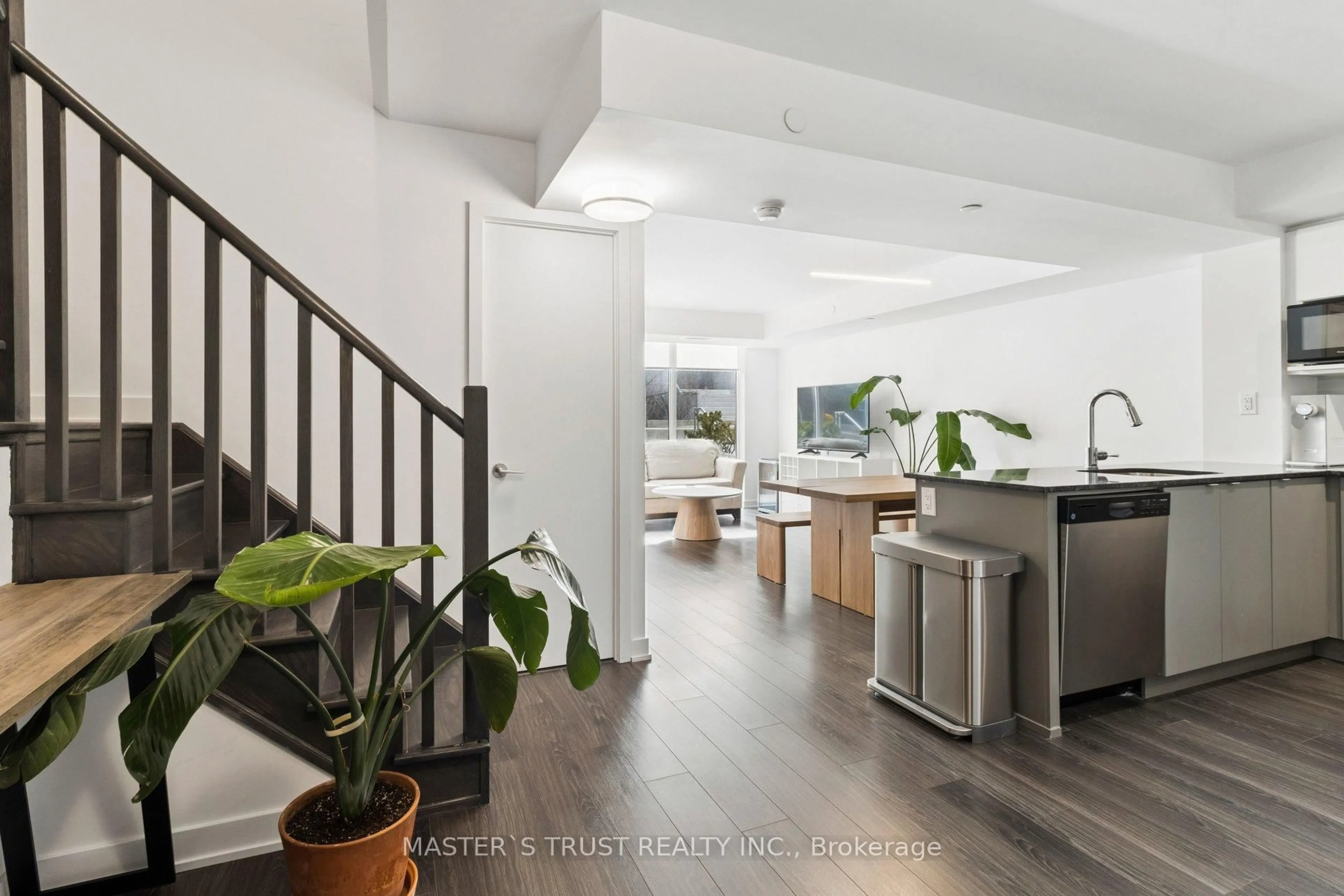 Unknown for 160 Flemington Rd #TH109, Toronto Ontario M6A 0A9